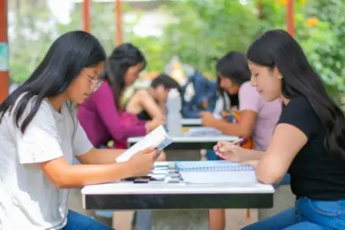 ¿Sabes qué carrera estudiar? Responde estas 7 preguntas que te podrían ayudar a decidir. Estuiantes universitarias. Foto: ANDINA/Difusión.
