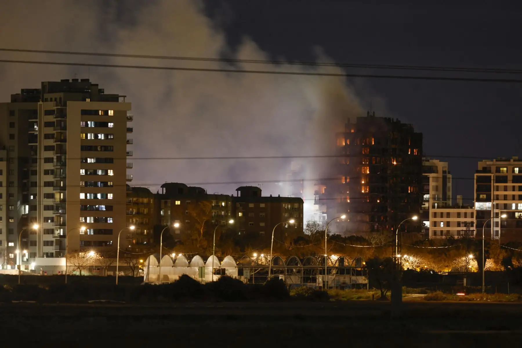 Vista del incendio declarado sobre las cinco y media de esta tarde en un quinto piso de un edificio de viviendas de Valencia que ha afectado totalmente al inmueble y se ha propagado a otro anexo. Las personas heridas en el incendio asciende a un total de 14, de las que 6 son bomberos y el resto civiles, y están siendo atendidas en distintos hospitales de la ciudad.
Foto: EFE