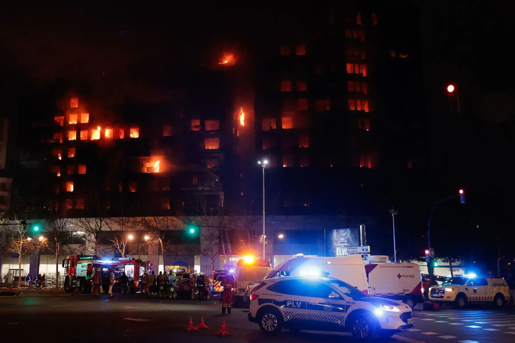 Estado del incendio declarado sobre las cinco y media de esta tarde en un quinto piso de un edificio de viviendas de València que ha afectado totalmente al inmueble y se ha propagado a otro anexo, y los bomberos intentan aún rescatar a vecinos desde los balcones.
Foto: EFE