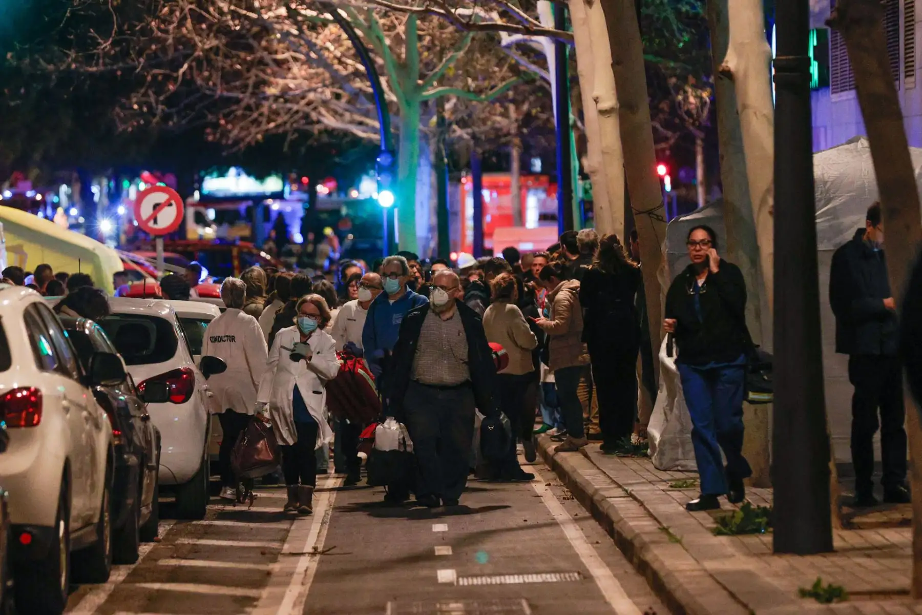 Vecinos son atendidos durante el incendio declarado sobre las cinco y media de esta tarde en un quinto piso de un edificio de viviendas de València que ha afectado totalmente al inmueble y se ha propagado a otro anexo, y los bomberos intentan aún rescatar a vecinos desde los balcones.
Foto: EFE