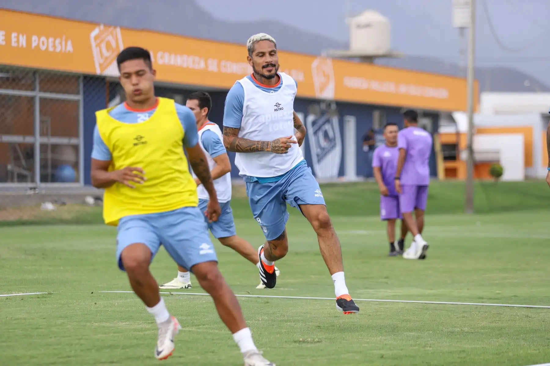 El delantero y goleador histórico de la selección peruana, Paolo Guerrero, se sumó a los entrenamientos con el plantel de Roberto Mosquera en su nuevo Club Universidad César Vallejo (UCV) de Trujillo. 
Foto: ANDINA/Celso Roldán