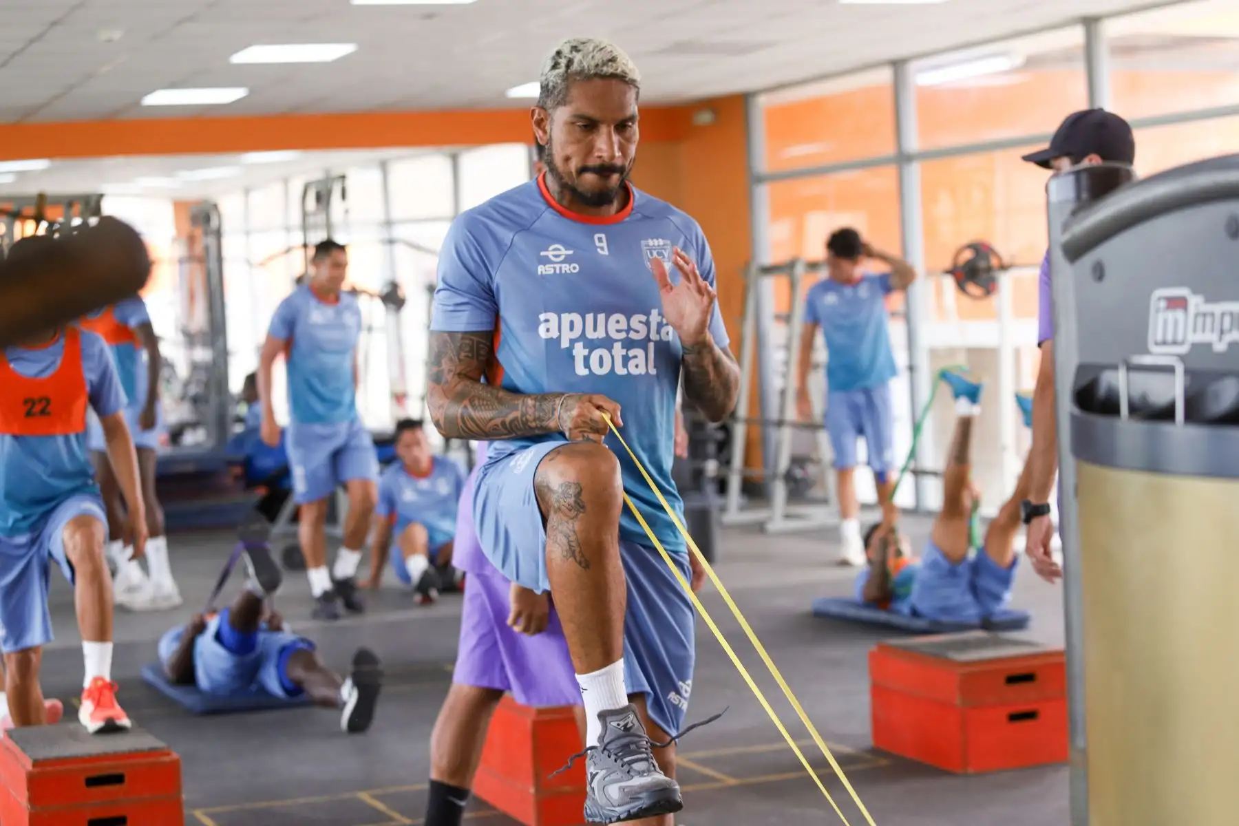 El delantero y goleador histórico de la selección peruana, Paolo Guerrero, se sumó a los entrenamientos con el plantel de Roberto Mosquera en su nuevo Club Universidad César Vallejo (UCV) de Trujillo. 
Foto: ANDINA/Celso Roldán