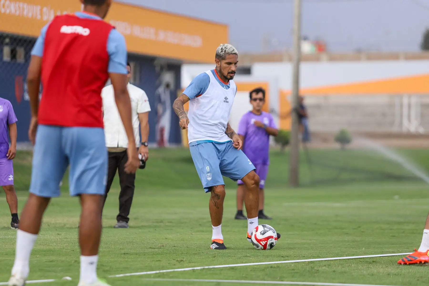 El delantero y goleador histórico de la selección peruana, Paolo Guerrero, se sumó a los entrenamientos con el plantel de Roberto Mosquera en su nuevo Club Universidad César Vallejo (UCV) de Trujillo. 
Foto: ANDINA/Celso Roldán