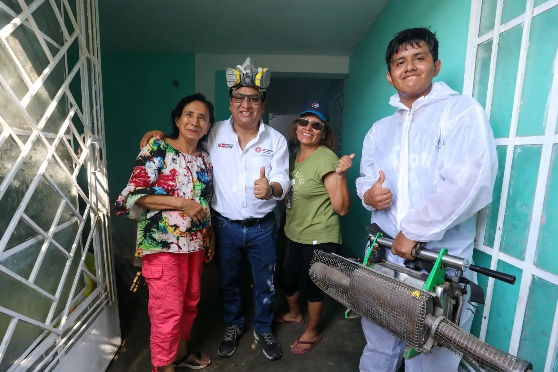 Con el fin de evitar la propagación del zancudo Aedes aegypti en la región Áncash, el ministro de Salud, César Vásquez Sánchez, llegó a la provincia de Casma junto a un equipo de especialistas e insumos médicos para liderar la campaña de control larvario y fumigación contra el dengue en las viviendas.
Foto: ANDINA/MINSA