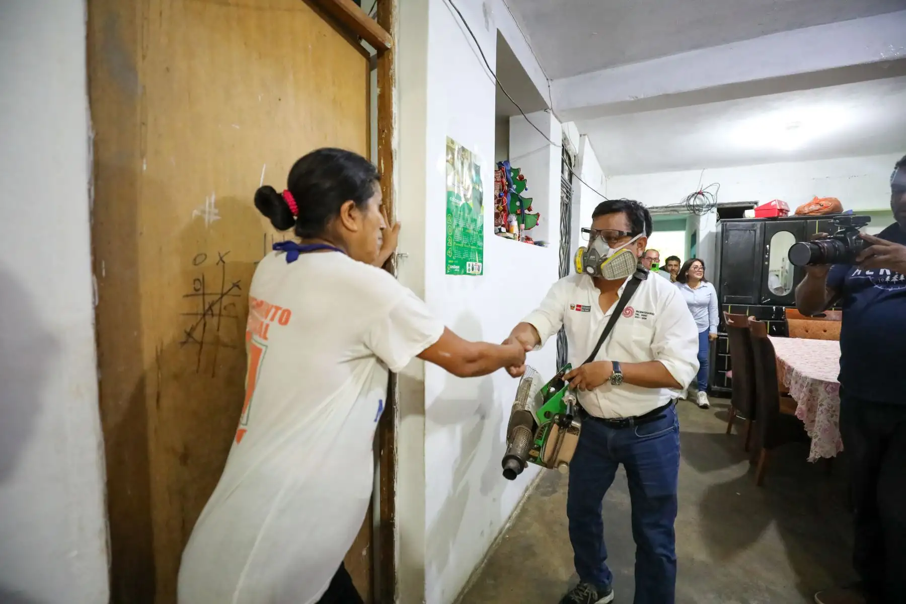 Con el fin de evitar la propagación del zancudo Aedes aegypti en la región Áncash, el ministro de Salud, César Vásquez Sánchez, llegó a la provincia de Casma junto a un equipo de especialistas e insumos médicos para liderar la campaña de control larvario y fumigación contra el dengue en las viviendas.
Foto: ANDINA/MINSA