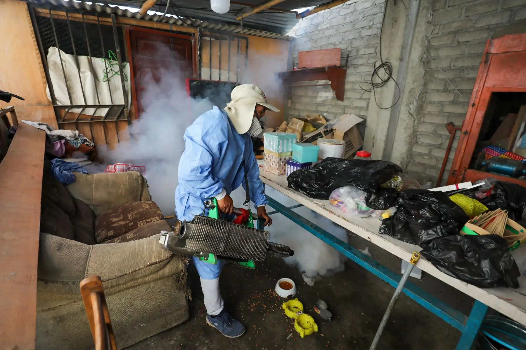 Fue un batallón de 200 brigadistas, fumigadores e inspectores, liderado por el titular del Ministerio de Salud (Minsa), que recorrió casa por casa para realizar la campaña "Unidos contra el dengue". De esta manera, se llevó a cabo el control larvario, identificación y eliminación de potenciales criaderos del zancudo transmisor del dengue.
Foto: ANDINA/MINSA