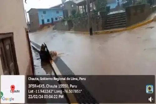 En la vísopra, la crecida del río Rímac afectó el anexo Tornamensa, también en el distrito de San Bartolomé.