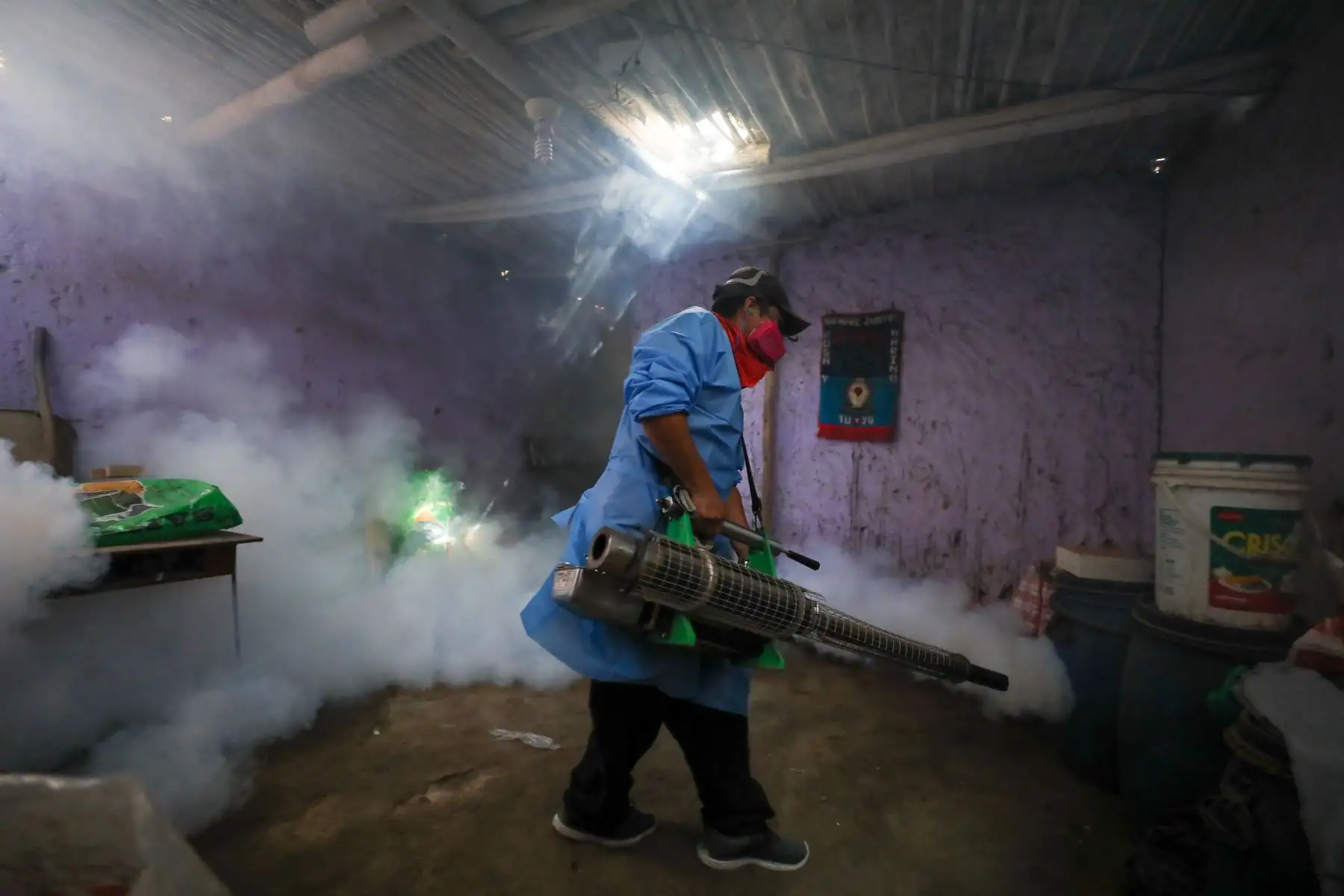 Fue un batallón de 200 brigadistas, fumigadores e inspectores, liderado por el titular del Ministerio de Salud (Minsa), que recorrió casa por casa para realizar la campaña "Unidos contra el dengue". De esta manera, se llevó a cabo el control larvario, identificación y eliminación de potenciales criaderos del zancudo transmisor del dengue.
Foto: ANDINA/MINSA