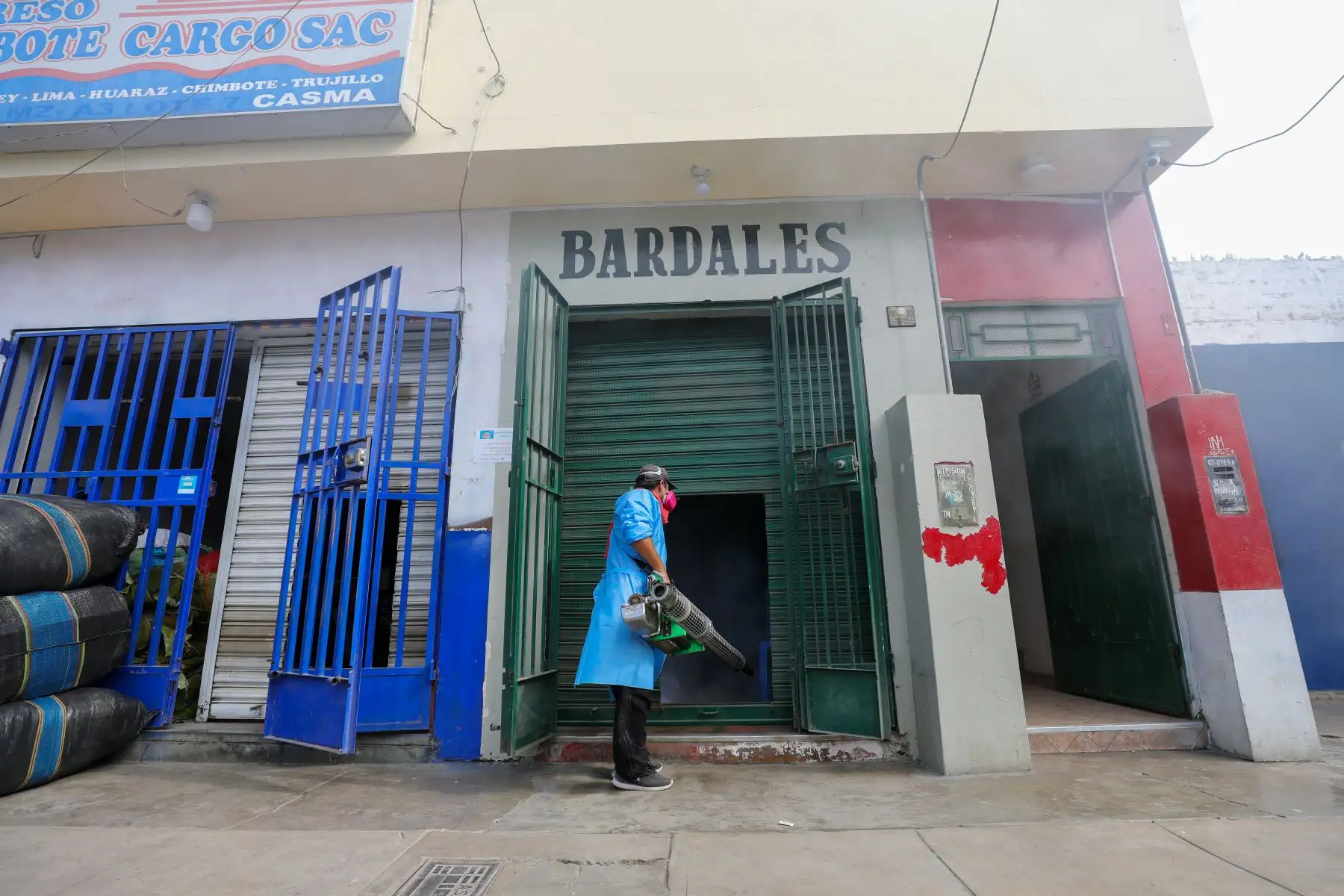 Fue un batallón de 200 brigadistas, fumigadores e inspectores, liderado por el titular del Ministerio de Salud (Minsa), que recorrió casa por casa para realizar la campaña "Unidos contra el dengue". De esta manera, se llevó a cabo el control larvario, identificación y eliminación de potenciales criaderos del zancudo transmisor del dengue.
Foto: ANDINA/MINSA