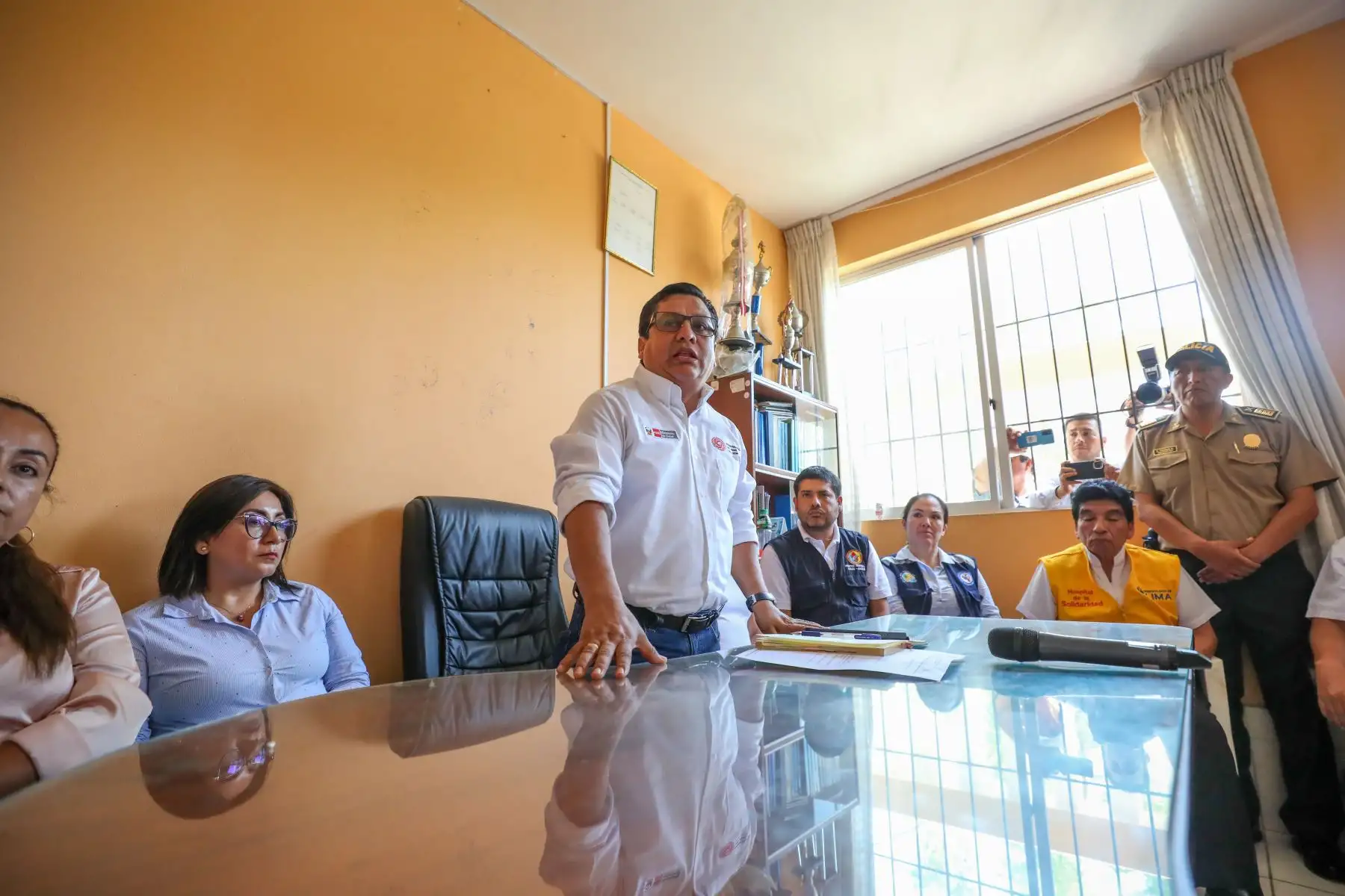A su llegada al distrito casmeño, el ministro sostuvo una mesa de trabajo con las autoridades regionales, provinciales y locales para articular acciones frente al incremento de casos que se reporta en Áncash. También participaron las congresistas Nilza Chacón y Kelly Portalatino, y representantes del Ministerio Público, de la Red de Salud Pacífico, entre otros.
Foto: ANDINA/MINSA