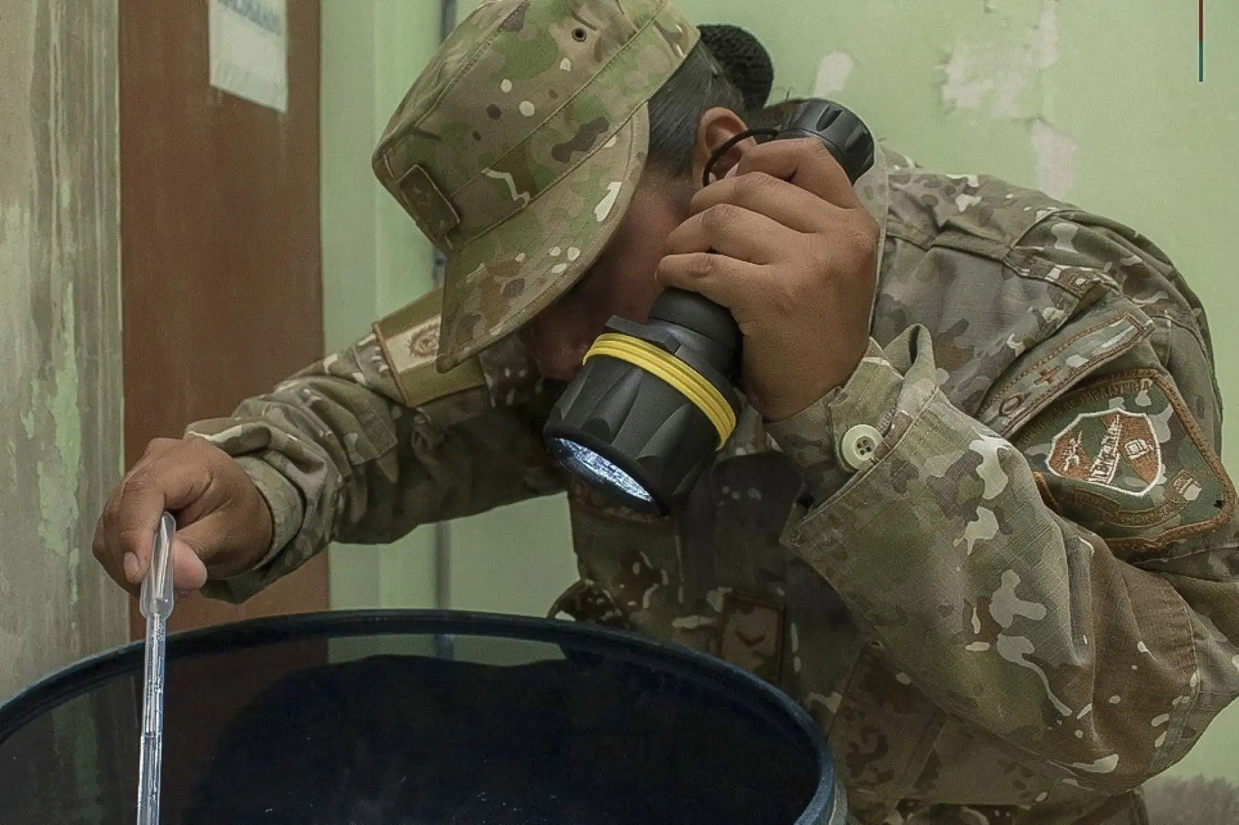 En coordinación con personal de salud, miembros de la 7° División de Infantería del Ejército del Perú, realizan inspección sanitaria y educación preventiva, a fin de evitar que el zancudo transmisor continúe con su ciclo reproductor.
Foto: ANDINA/Ejército del Perú