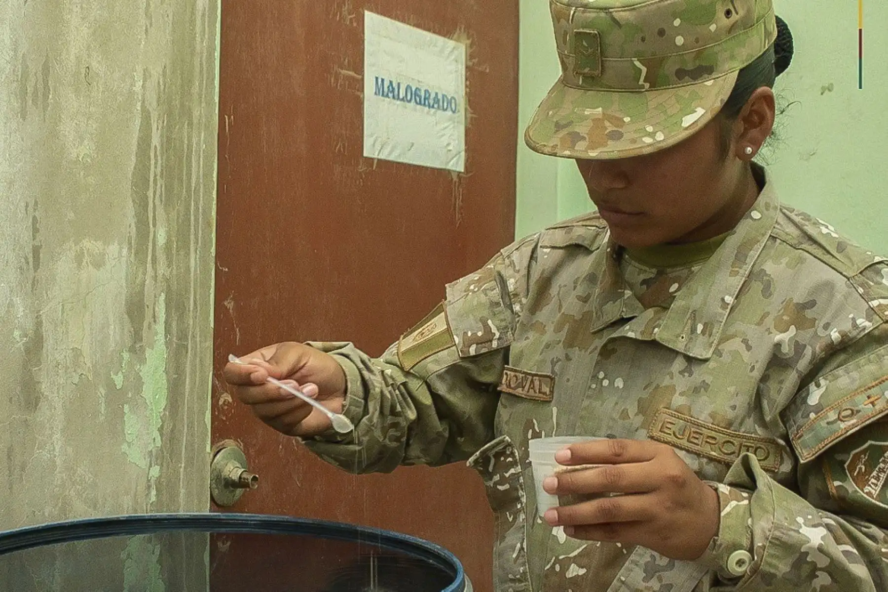 En coordinación con personal de salud, miembros de la 7° División de Infantería del Ejército del Perú, realizan inspección sanitaria y educación preventiva, a fin de evitar que el zancudo transmisor continúe con su ciclo reproductor.
Foto: ANDINA/Ejército del Perú