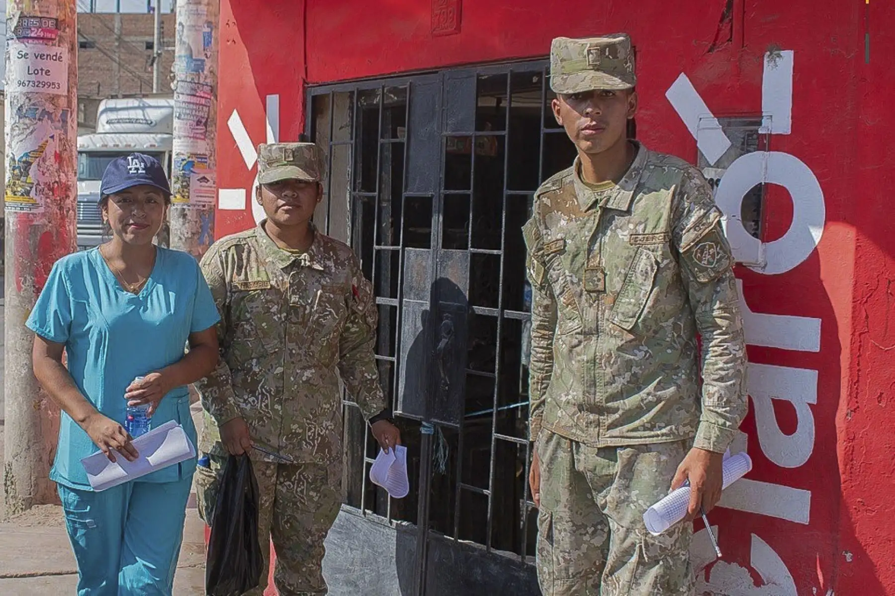 En coordinación con personal de salud, miembros de la 7° División de Infantería del Ejército del Perú, realizan inspección sanitaria y educación preventiva, a fin de evitar que el zancudo transmisor continúe con su ciclo reproductor.
Foto: ANDINA/Ejército del Perú