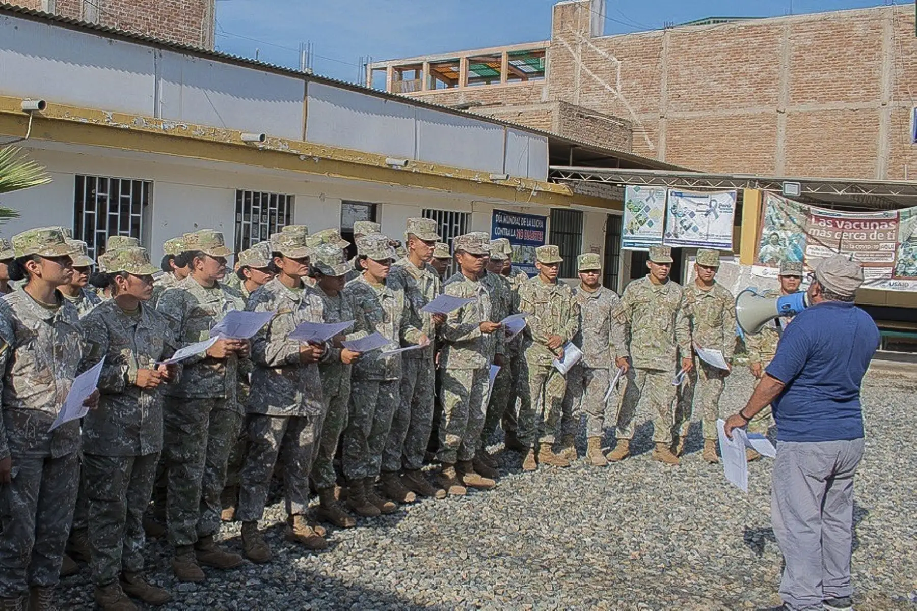 En coordinación con personal de salud, miembros de la 7° División de Infantería del Ejército del Perú, realizan inspección sanitaria y educación preventiva, a fin de evitar que el zancudo transmisor continúe con su ciclo reproductor.
Foto: ANDINA/Ejército del Perú