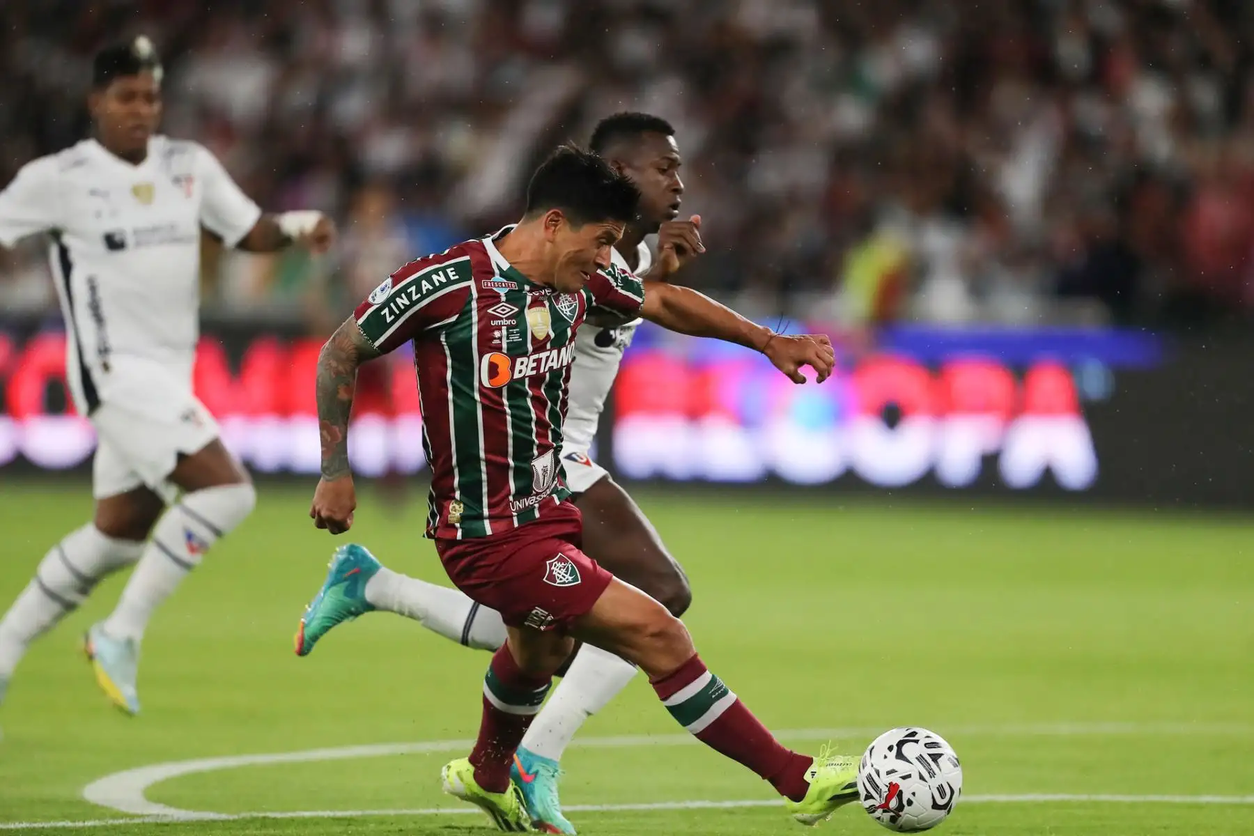 Leonel Quiñónez (atrás) de Quito disputa un balón con Germán Cano de Fluminense este jueves, durante un partido de la Copa Sudamericana entre LDU Quito y Fluminense, en el estadio Rodrigo Paz Delgado, en Quito (Ecuador).
Foto: EFE