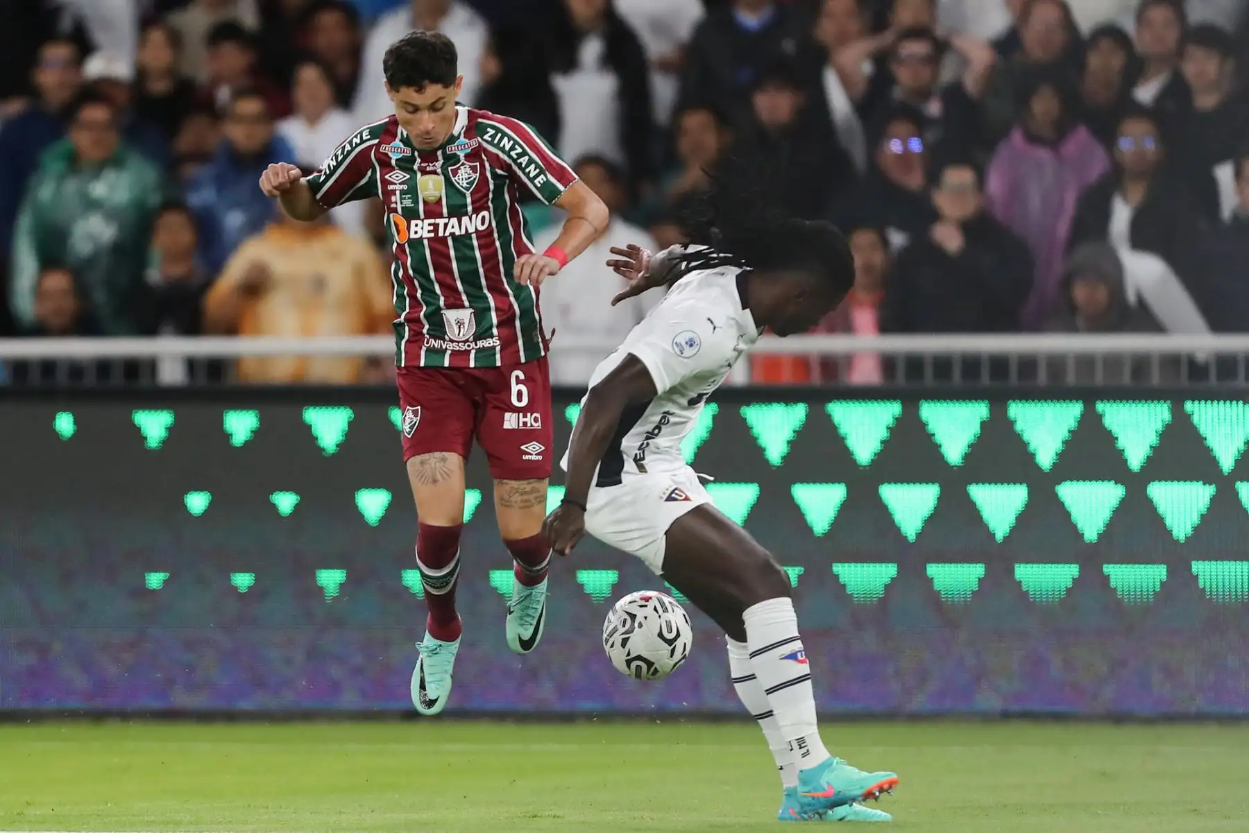 Ricardo Adé de Quito disputa un balón con Diogo Barbosa de Fluminense este jueves, durante un partido de la Copa Sudamericana entre LDU Quito y Fluminense, en el estadio Rodrigo Paz Delgado, en Quito (Ecuador).
Foto: EFE