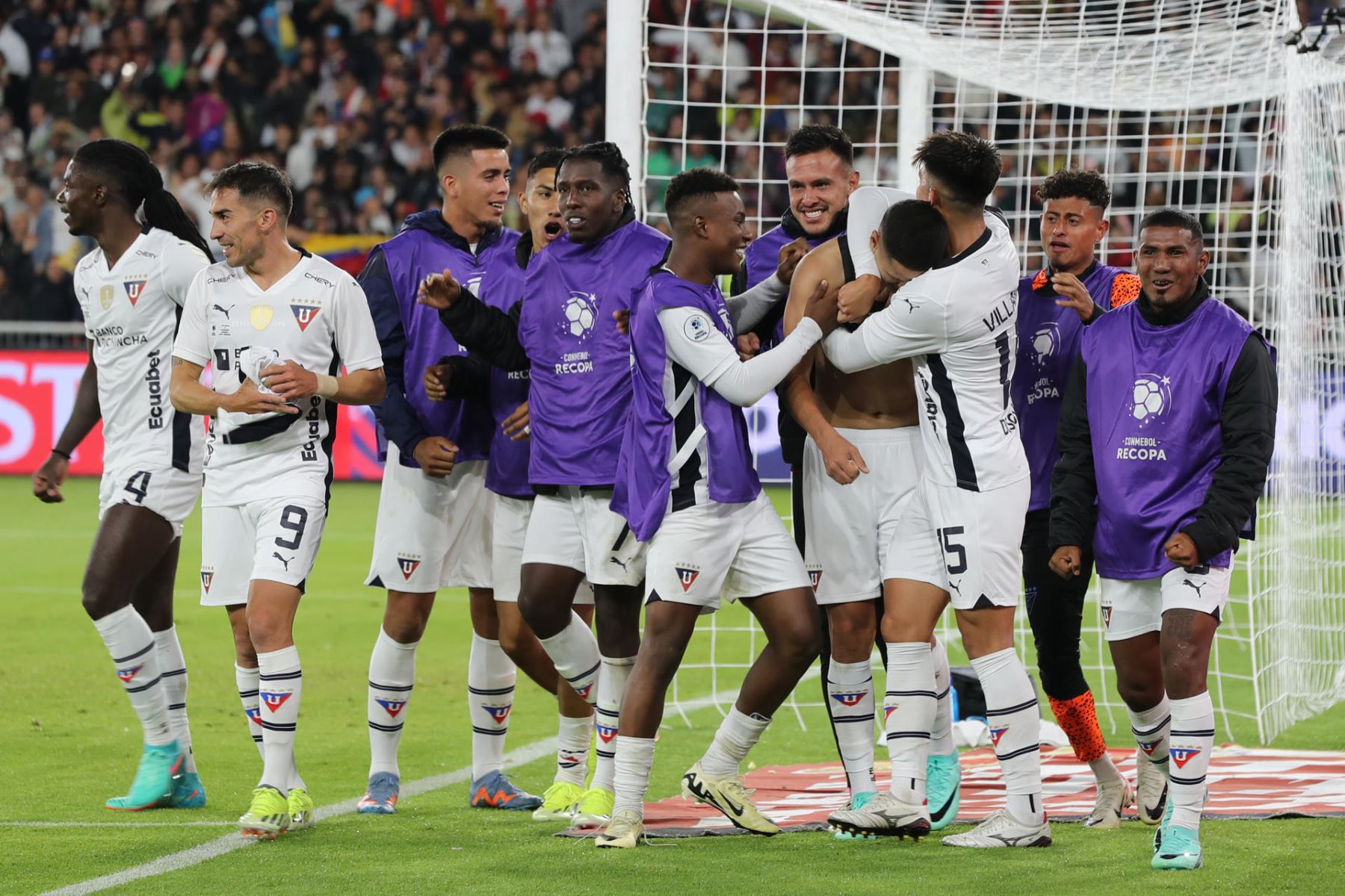Jugadores de Quito celebran un gol este jueves, durante un partido de la Recopa Sudamericana entre LDU Quito y Fluminense, en el estadio Rodrigo Paz Delgado en Quito (Ecuador).
Foto: EFE
