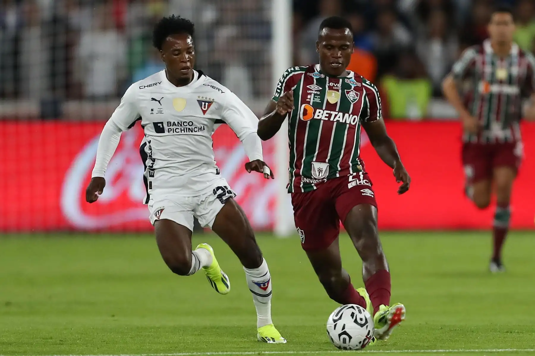 hojan Julio de Quito disputa un balón con Jhon Arias de Fluminense este jueves, durante un partido de la Recopa Sudamericana entre LDU Quito y Fluminense, en el estadio Rodrigo Paz Delgado, en Quito (Ecuador).
Foto: EFE