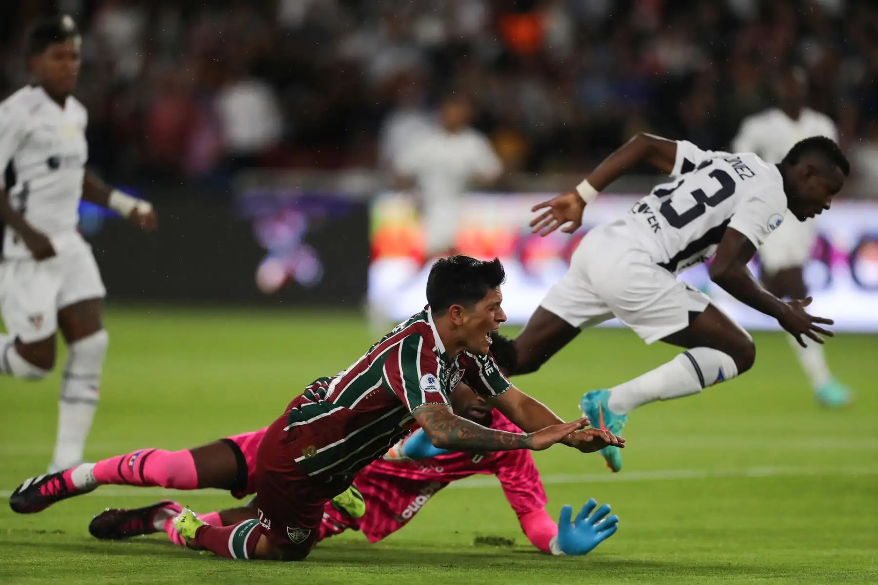 Germán Cano de Fluminense cae este jueves, durante un partido de la Recopa Sudamericana entre LDU Quito y Fluminense, en el estadio Rodrigo Paz Delgado, en Quito (Ecuador).
Foto: EFE