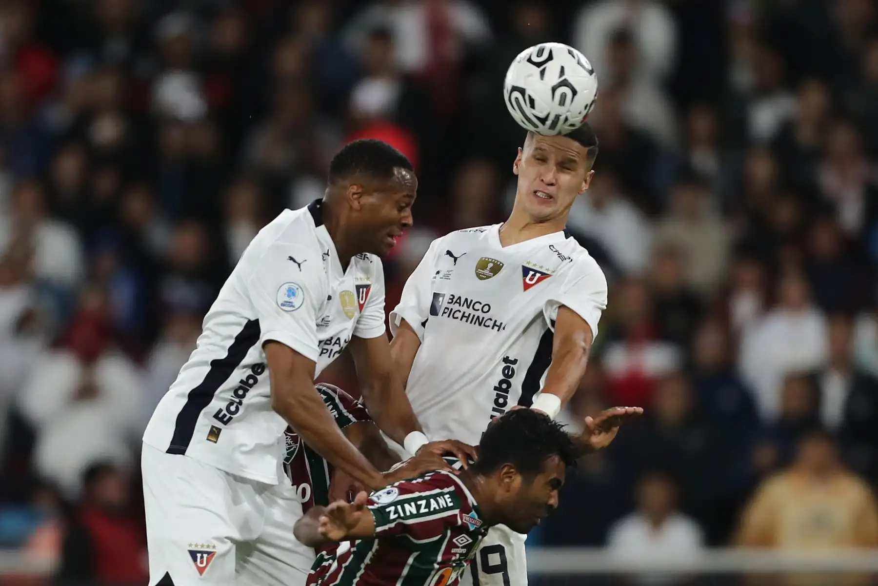 Alex Arce  de Quito salta por un balón este jueves, durante un partido de la Recopa Sudamericana entre LDU Quito y Fluminense, en el estadio Rodrigo Paz Delgado en Quito (Ecuador).
Foto: EFE