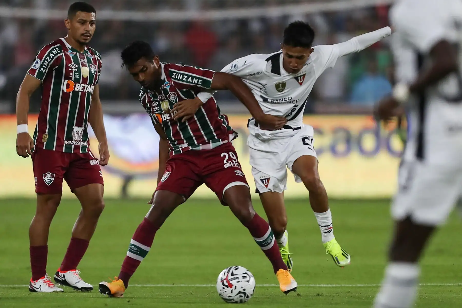 Sebastián González Baquero de Quito disputa un balón con Thiago dos Santos de Fluminense este jueves, durante un partido de la Recopa Sudamericana entre LDU Quito y Fluminense, en el estadio Rodrigo Paz Delgado, en Quito (Ecuador).
Foto: EFE