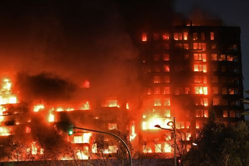 Nuevo reporte de las autoridades da cuenta de cuatro fallecidos en el incendio de Valencia. Foto: AFP
