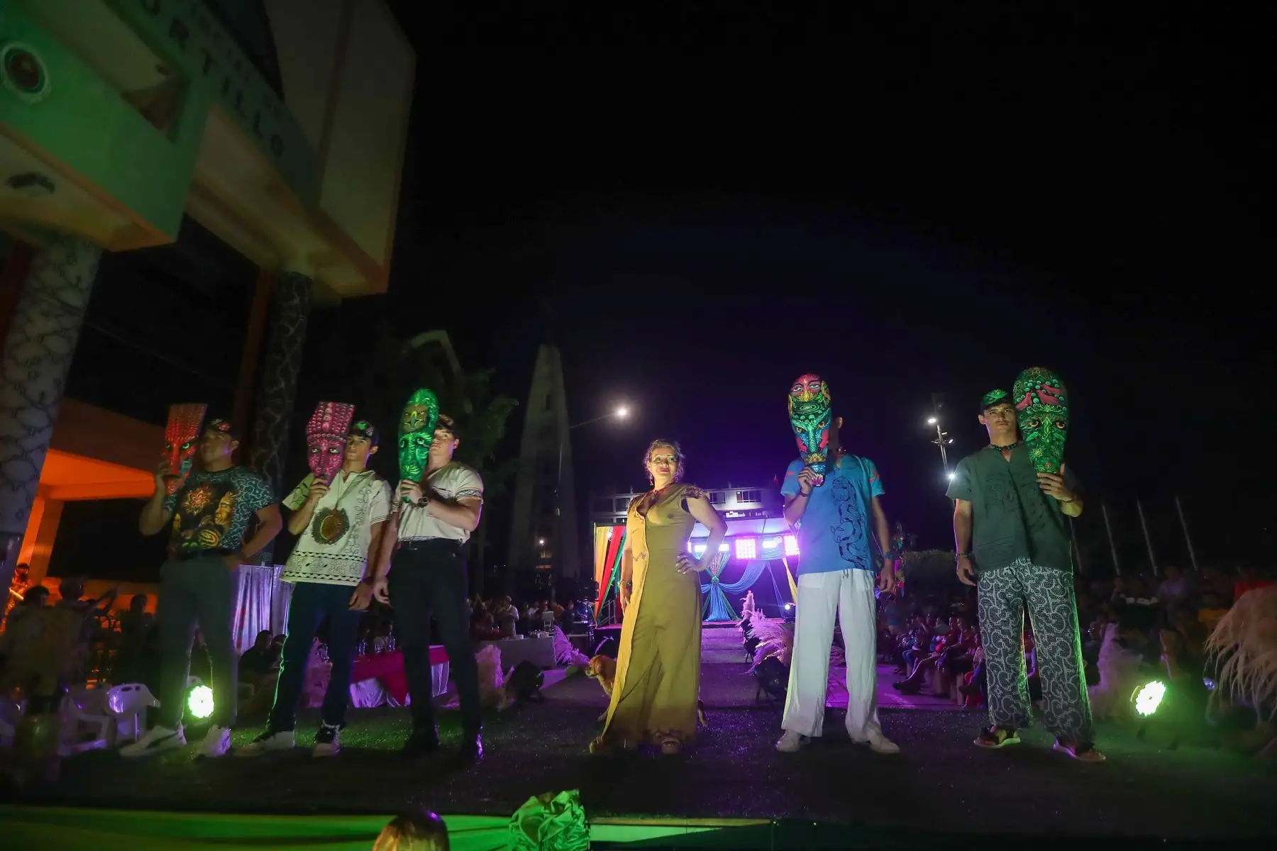 En el marco de las celebraciones por la edición número 33 del Carnaval Ucayalino, está noche se desarrollo un desfile de moda étnica con los principales trabajos de las diseñadoras regionales.
Foto: ANDINA/Ricardo Cuba