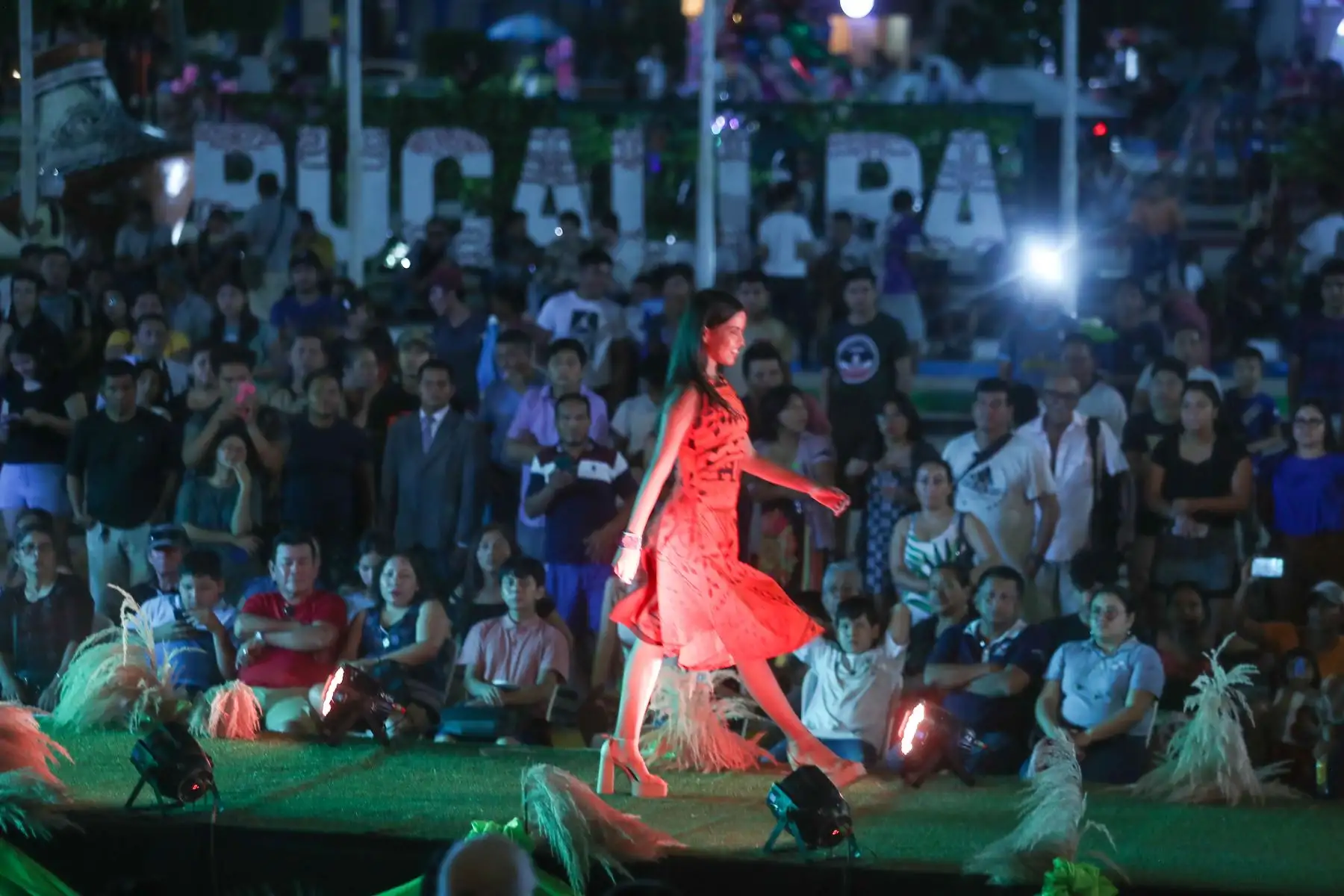 En el marco de las celebraciones por la edición número 33 del Carnaval Ucayalino, está noche se desarrollo un desfile de moda étnica con los principales trabajos de las diseñadoras regionales.
Foto: ANDINA/Ricardo Cuba