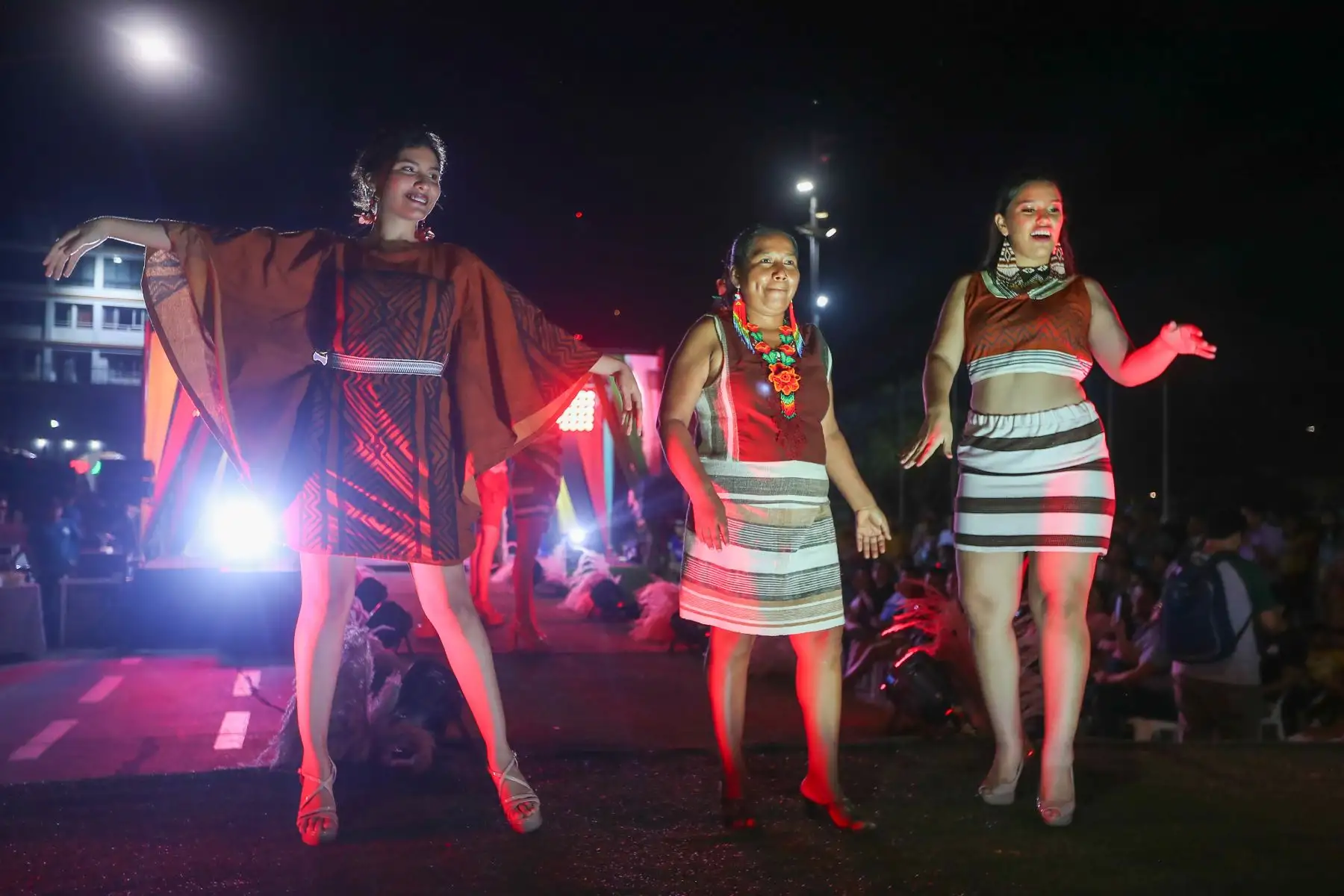 En el marco de las celebraciones por la edición número 33 del Carnaval Ucayalino, está noche se desarrollo un desfile de moda étnica con los principales trabajos de las diseñadoras regionales.
Foto: ANDINA/Ricardo Cuba
