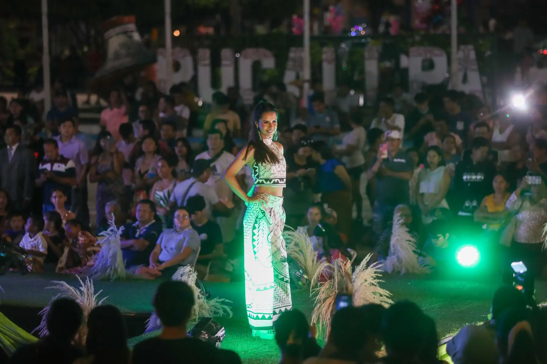 En el marco de las celebraciones por la edición número 33 del Carnaval Ucayalino, está noche se desarrollo un desfile de moda étnica con los principales trabajos de las diseñadoras regionales.
Foto: ANDINA/Ricardo Cuba