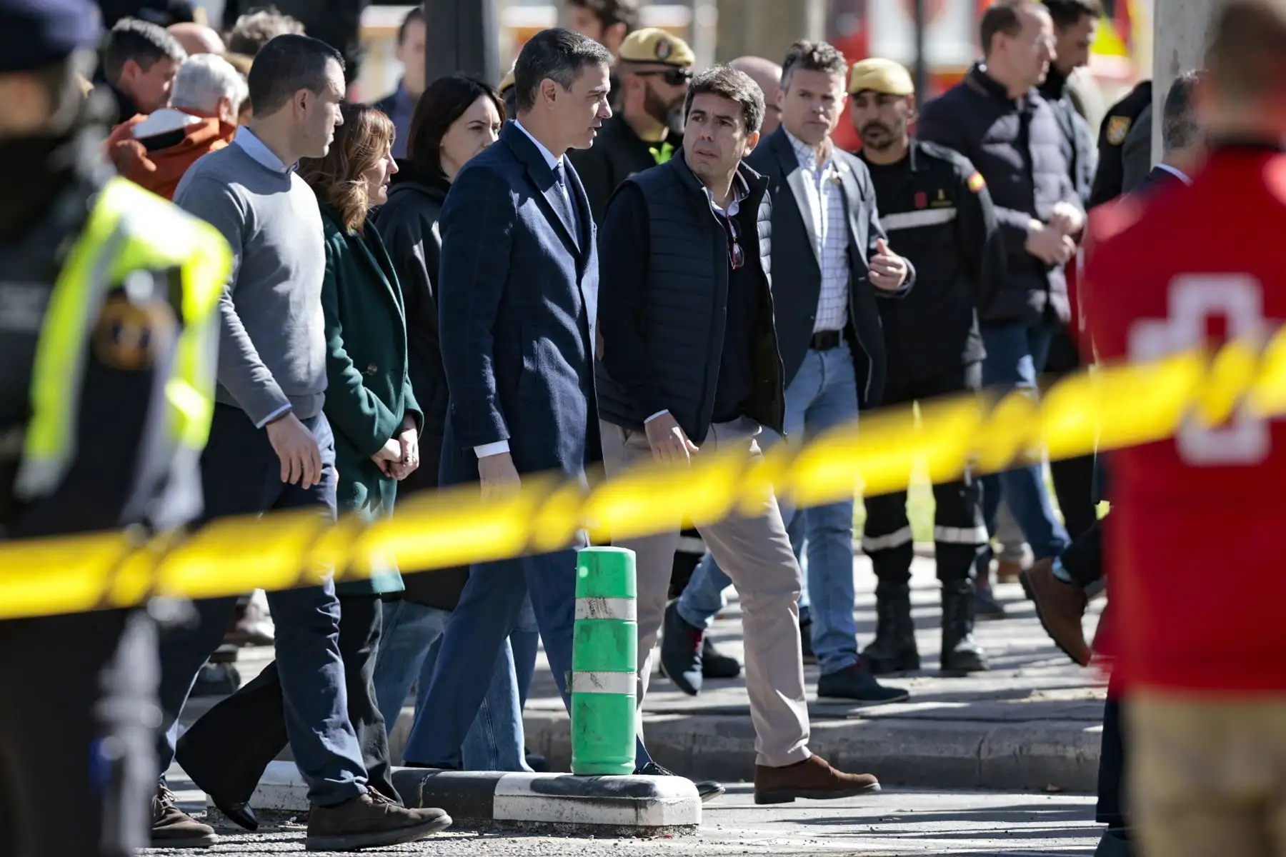 El presidente del Gobierno, Pedro Sánchez,  a su llegada este viernes al edificio afectado por un incendio ayer jueves en Valéncia, en el que de momento se contabilizan cuatro víctimas mortales, a falta de poder acceder al interior de la estructura, mientras que las personas no localizadas se sitúan en estos momentos en 14, aunque esta cifra puede ir variando conforme prosigan las investigaciones. Foto: EFE
