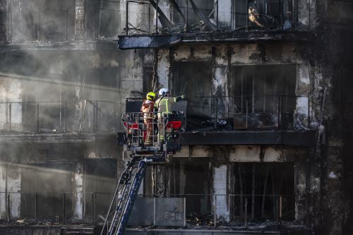 Cuatro muertos y 14 desaparecidos en un voraz incendio de un edificio en España