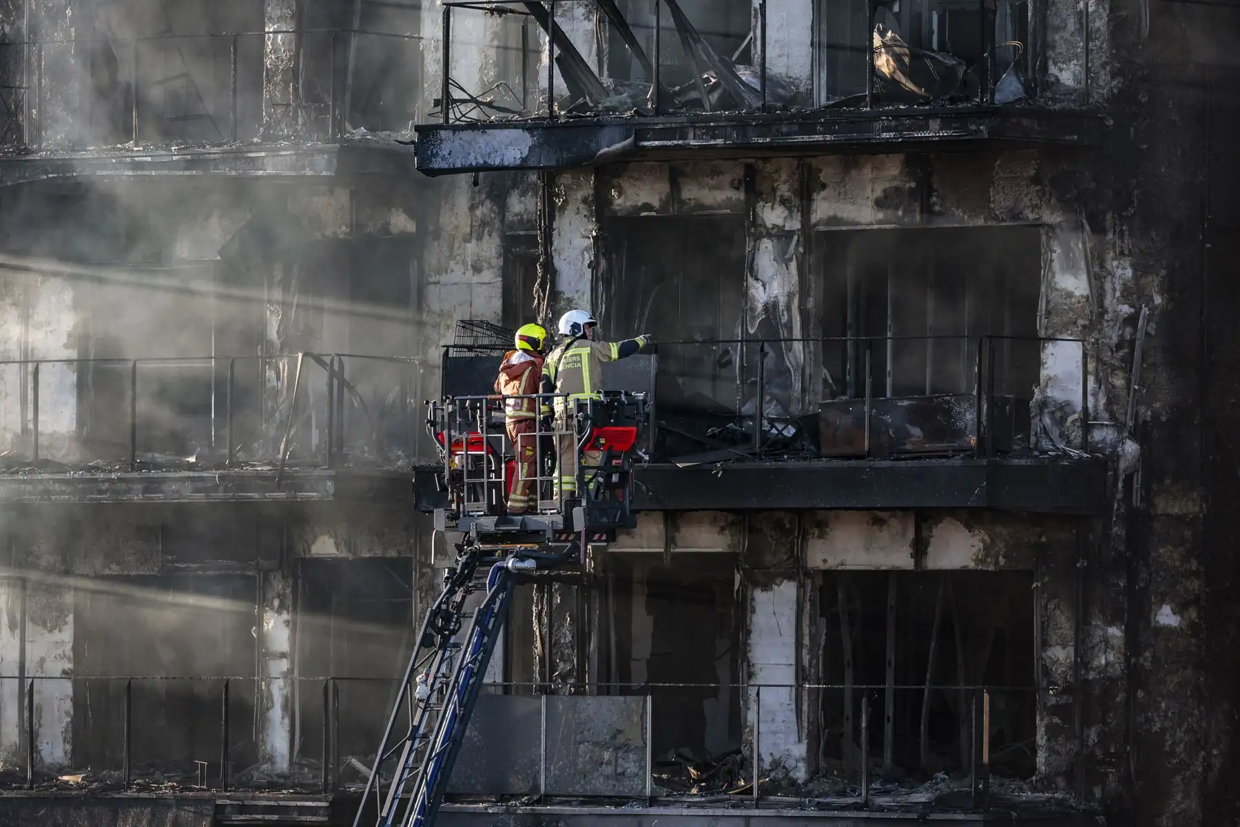 Los bomberos trabajan en los edificios siniestrados en el fulminante incendio de este jueves en Valencia. Las autoridades mantienen la cifra de cuatro víctimas mortales del incendio de un edificio de València, a falta de que los bomberos puedan acceder al interior de la estructura, mientras que las personas no localizadas se sitúan en estos momentos en 14, aunque esta cifra puede ir variando conforme prosigan las investigaciones. Foto: EFE