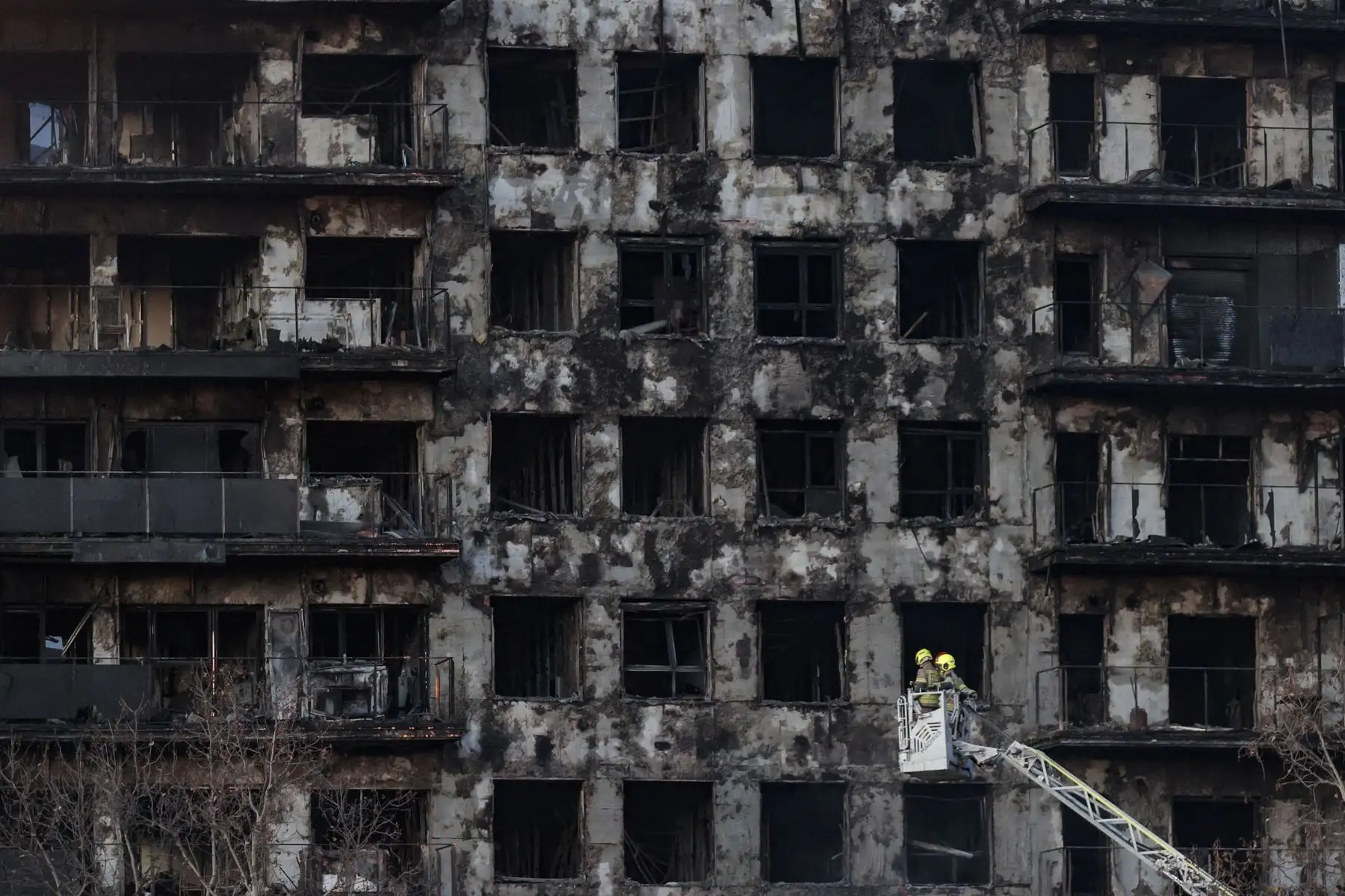 Los bomberos trabajan en los edificios siniestrados en el fulminante incendio de este jueves en Valencia. Las autoridades mantienen la cifra de cuatro víctimas mortales del incendio de un edificio de València, a falta de que los bomberos puedan acceder al interior de la estructura, mientras que las personas no localizadas se sitúan en estos momentos en 14, aunque esta cifra puede ir variando conforme prosigan las investigaciones. Foto: EFE