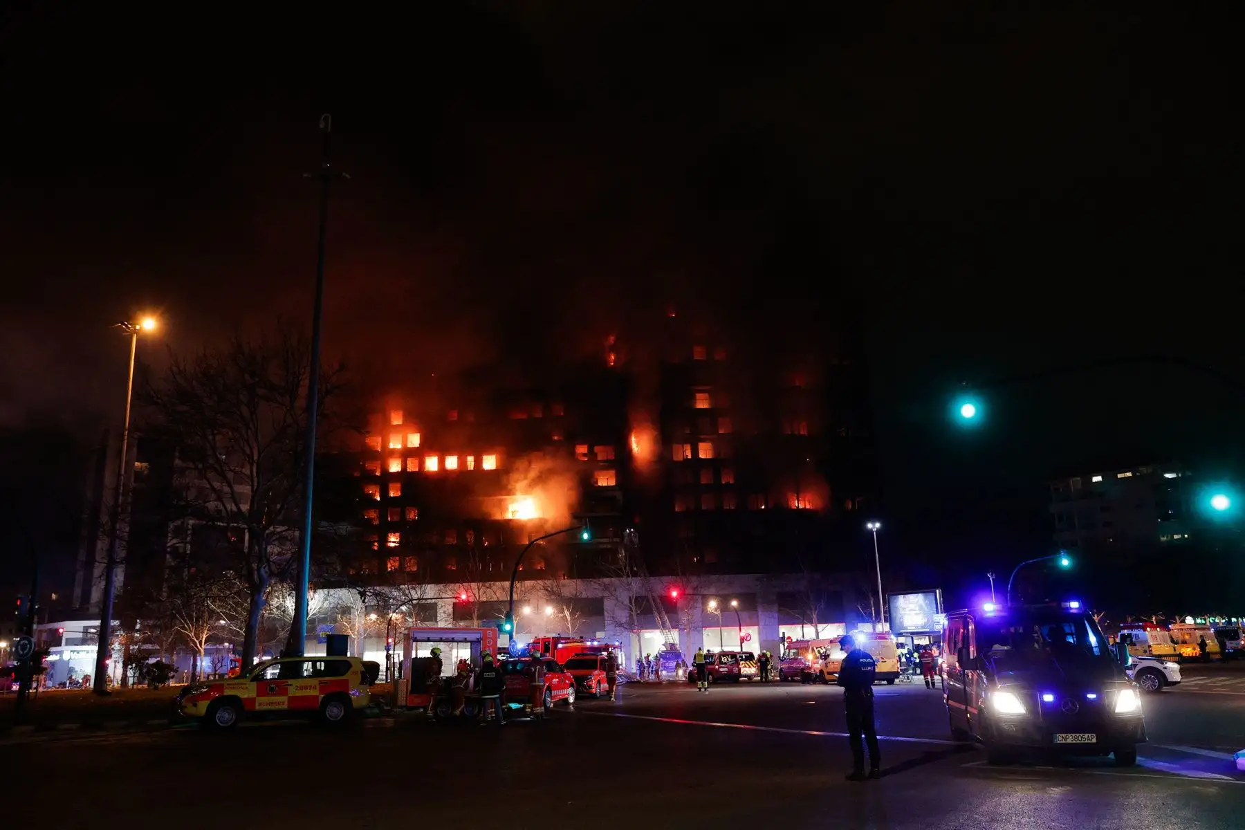 Estado del incendio en un quinto piso de un edificio de viviendas de Valencia que ha afectado totalmente al inmueble y se ha propagado a otro anexo, y los bomberos intentan aún rescatar a vecinos desde los balcones. Foto: EFE