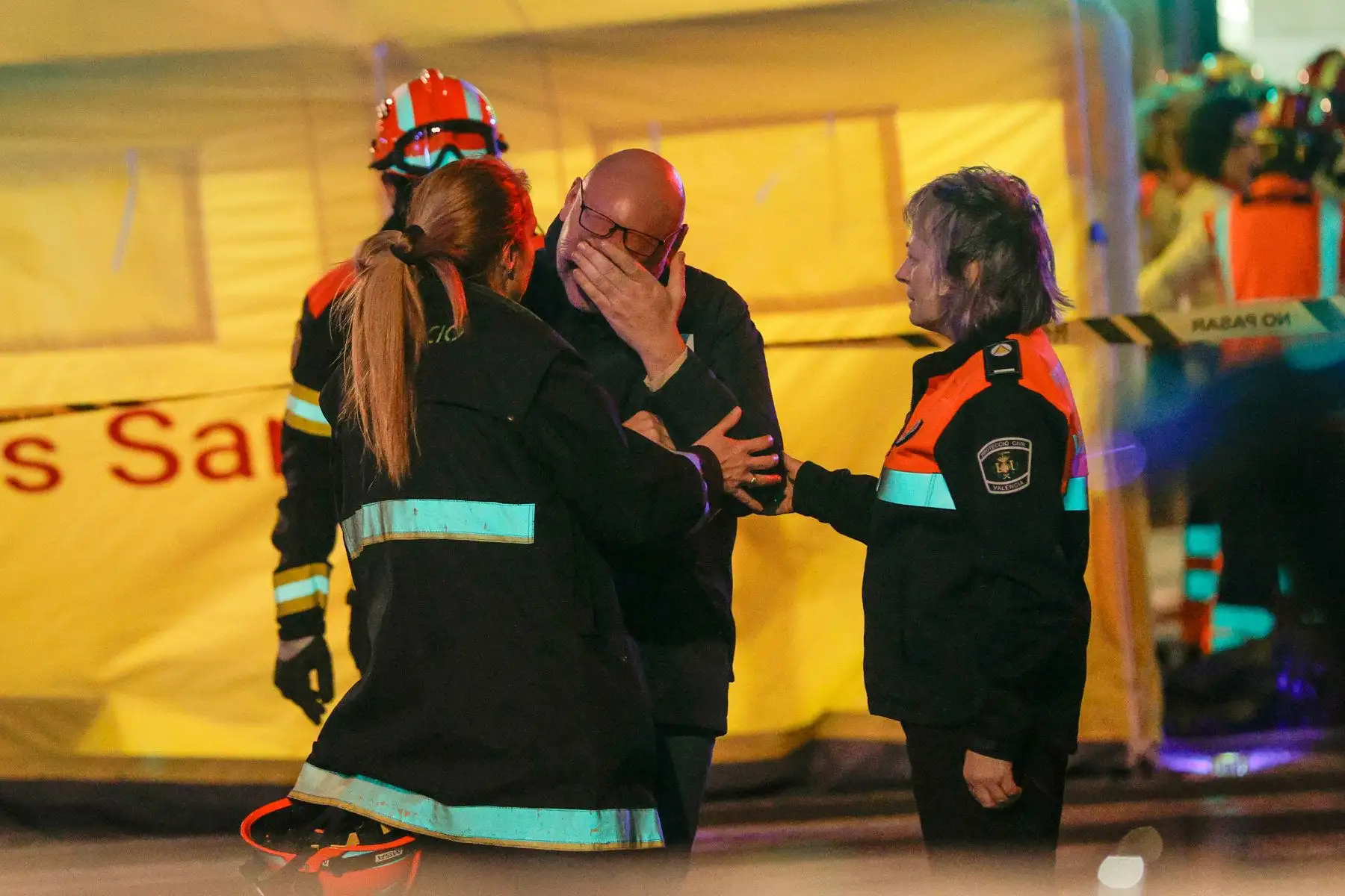 Vecinos son atendidos en un edificio de viviendas de Valencia que ha afectado totalmente al inmueble y se ha propagado a otro anexo, y los bomberos intentan aún rescatar a vecinos desde los balcones. Foto: EFE