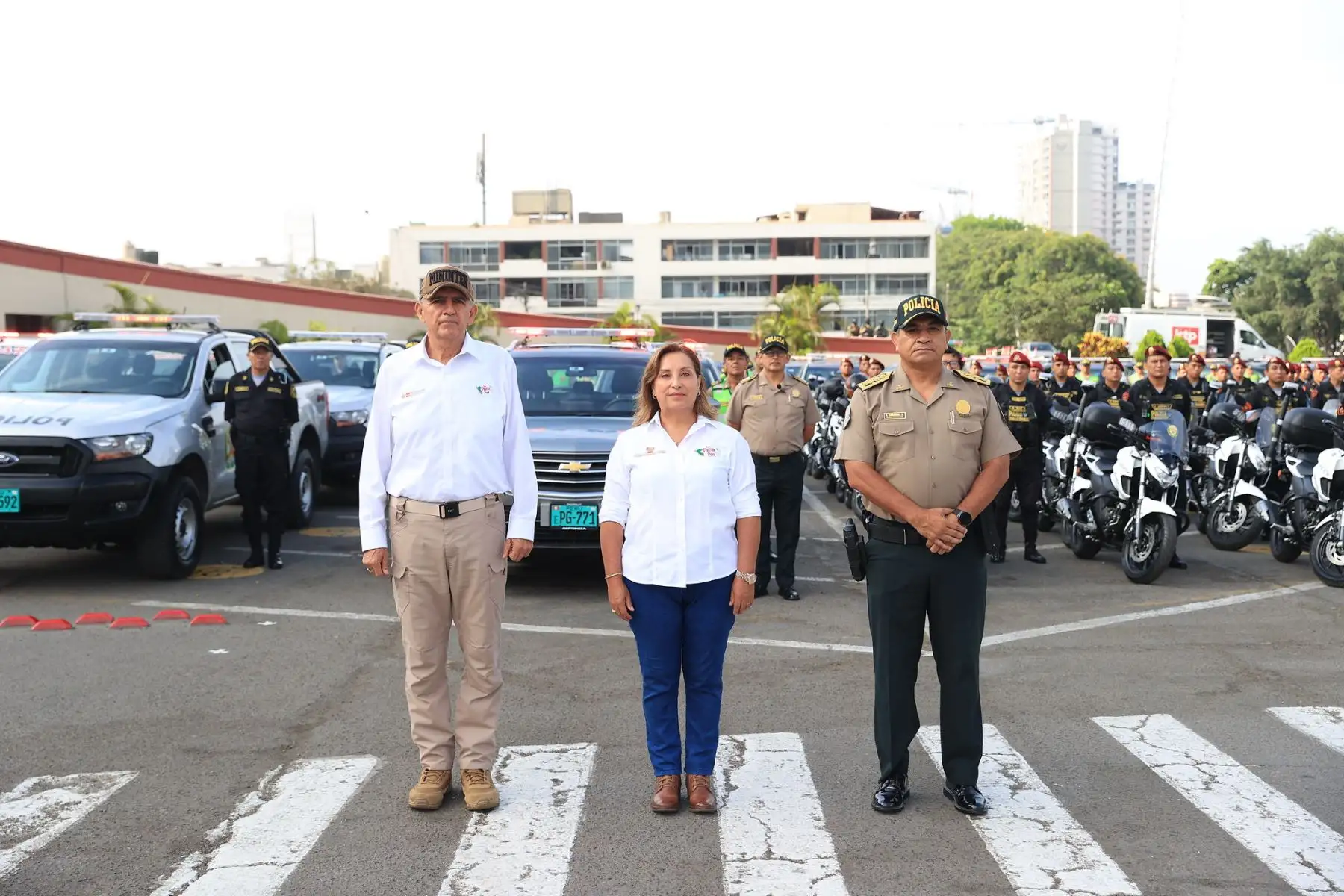 La presidenta Dina Boluarte participa en la ceremonia de entrega de nuevos vehículos para la Policía Nacional. Foto: ANDINA/ Prensa Presidencia
