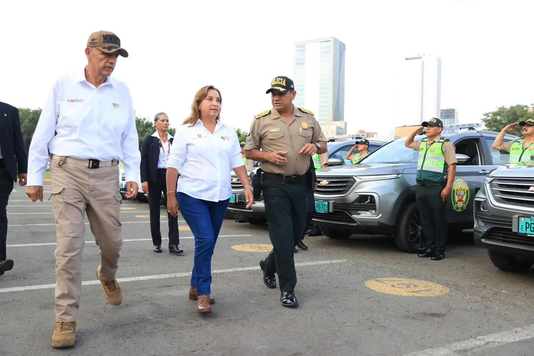 La presidenta Dina Boluarte participa en la ceremonia de entrega de nuevos vehículos para la Policía Nacional. Foto: ANDINA/ Prensa Presidencia