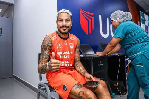 Paolo Guerrero asó exámenes médicos con la Universidad César Vallejo
