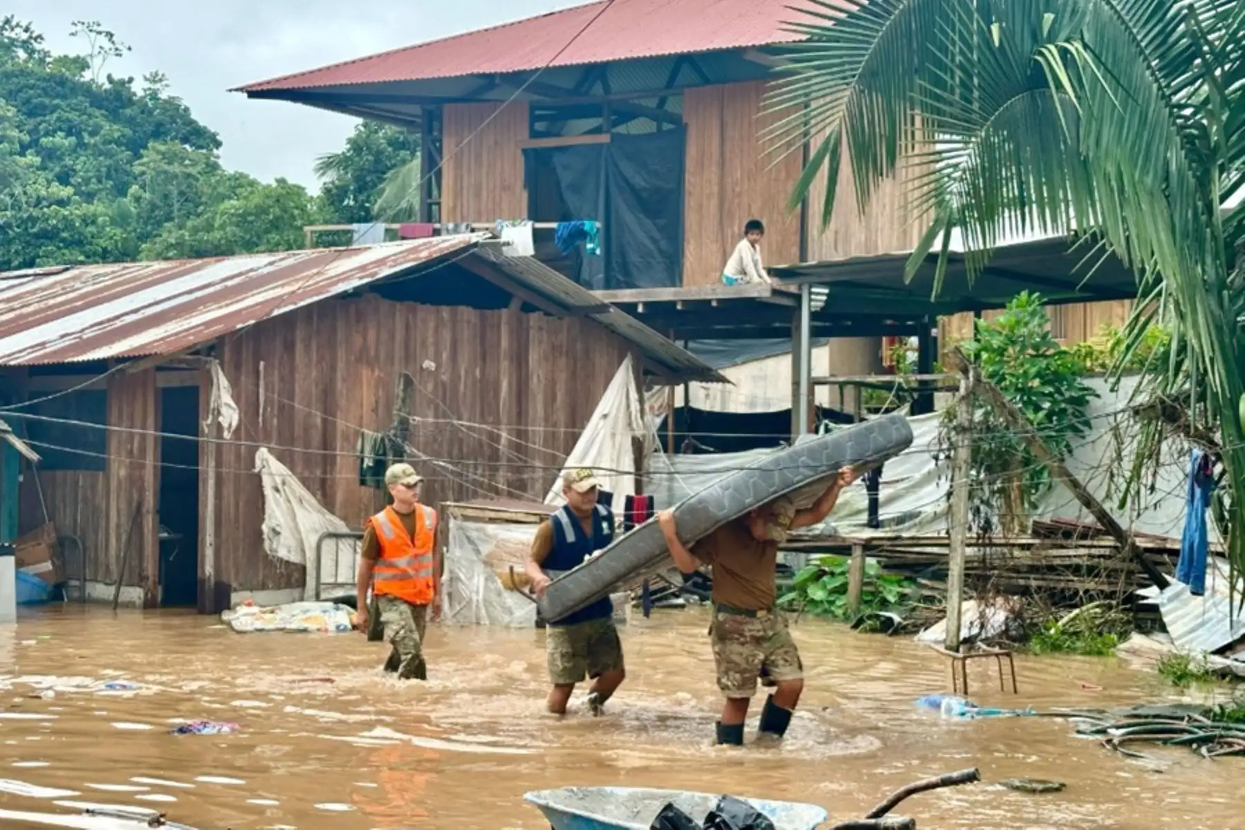 Ante las lluvias intensas registradas en las regiones del sur, el Ejército del Perú, por disposición del Ministerio de Defensa, movilizó en los últimos dos días a sus Compañías de Intervención Rápida para Desastres (CIRD) en las regiones de Cusco, Puno, Moquegua y Madre de Dios, para realizar labores de apoyo a las poblaciones afectadas.
