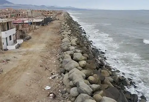 El ministro de Transportes y Comunicaciones, Raúl Pérez Reyes, anunció que se convocará a licitación internacional el proyecto de Mejoramiento del Borde Costero para las playas Las Delicias, Buenos Aires y Huanchaco. Mediante la intervención se busca dar solución a la erosión costera de estos balnearios, que se hace visible por la falta de arena.