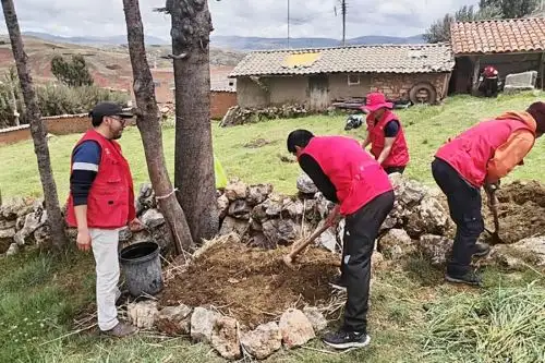El Ejecutivo autorizó la transferencia de 100 millones de soles al Ministerio de Desarrollo e Inclusión Social para que el Fondo de Cooperación para el Desarrollo Social (Foncodes) ejecute actividades de mantenimiento de infraestructura vial de caminos de herradura y caminos vecinales o trochas carrozables en centros poblados rurales y rurales dispersos que cuenten con población menor o igual a 2000 habitantes y se ubiquen en distritos con pobreza monetaria mayor o igual al 40 %.