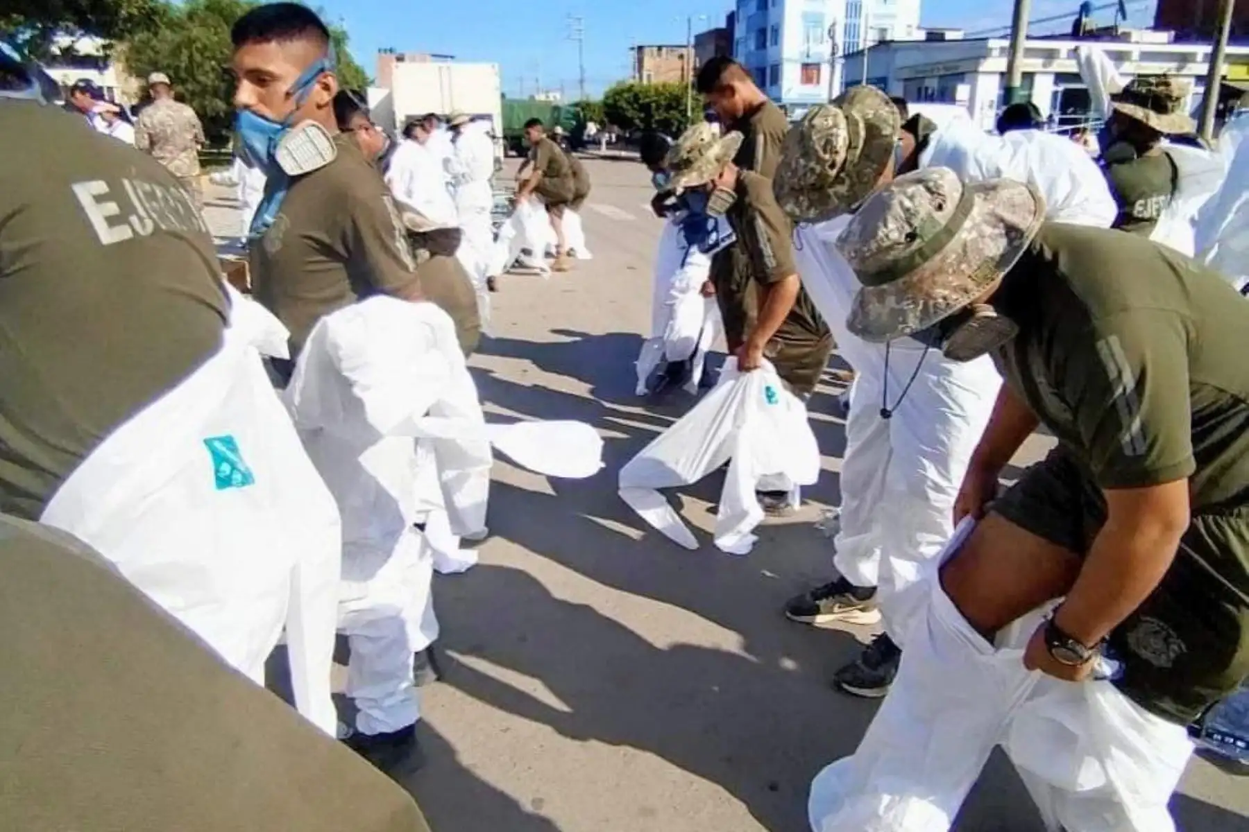 En coordinación con la Gerencia Regional de Salud, personal del Batallón de Infantería Motorizado N°38 del Ejército del Perú inició trabajos de fumigación en el distrito Cayalti, a fin de evitar la propagación de zancudos. Foto: Ministerio de Defensa