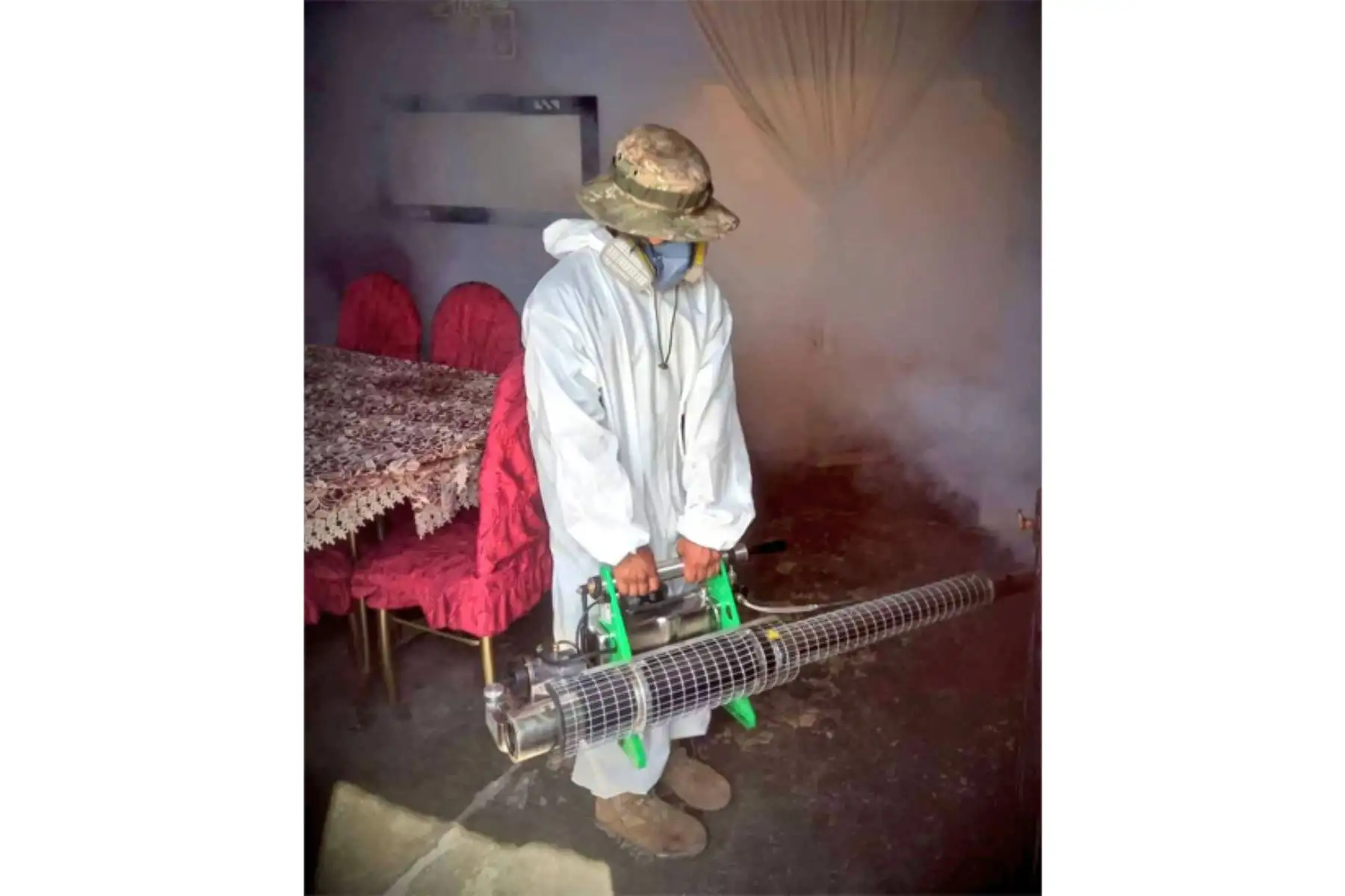 En coordinación con la Gerencia Regional de Salud, personal del Batallón de Infantería Motorizado N°38 del Ejército del Perú inició trabajos de fumigación en el distrito Cayalti, a fin de evitar la propagación de zancudos. Foto: Ministerio de Defensa