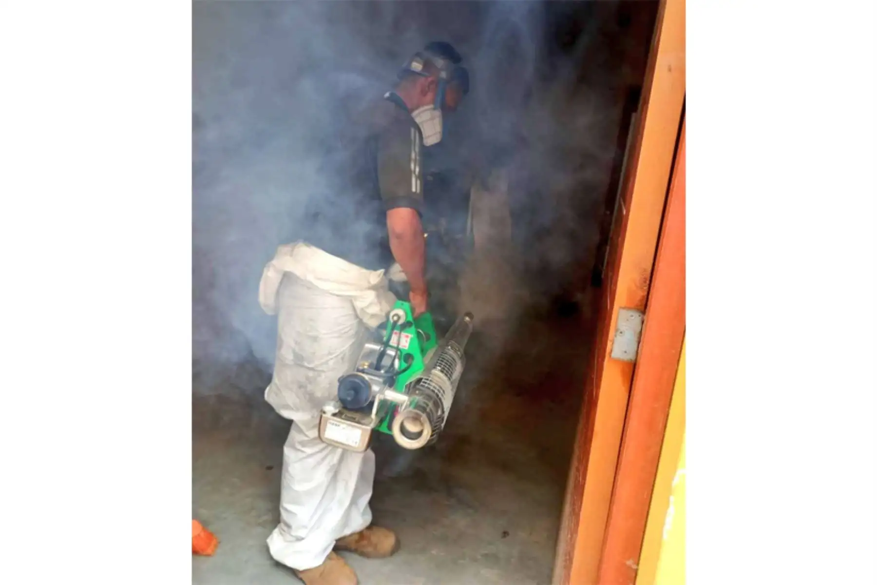 En coordinación con la Gerencia Regional de Salud, personal del Batallón de Infantería Motorizado N°38 del Ejército del Perú inició trabajos de fumigación en el distrito Cayalti, a fin de evitar la propagación de zancudos. Foto: Ministerio de Defensa