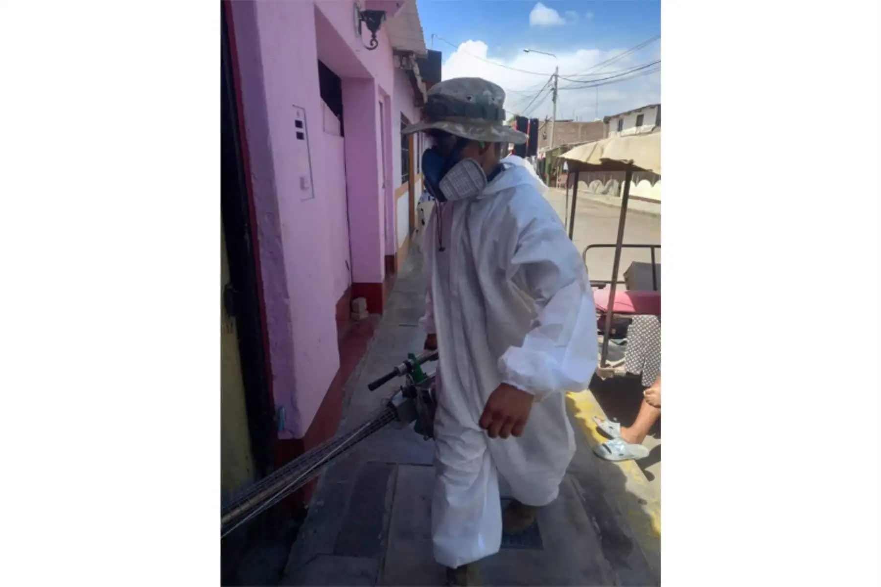 En coordinación con la Gerencia Regional de Salud, personal del Batallón de Infantería Motorizado N°38 del Ejército del Perú inició trabajos de fumigación en el distrito Cayalti, a fin de evitar la propagación de zancudos. Foto: Ministerio de Defensa