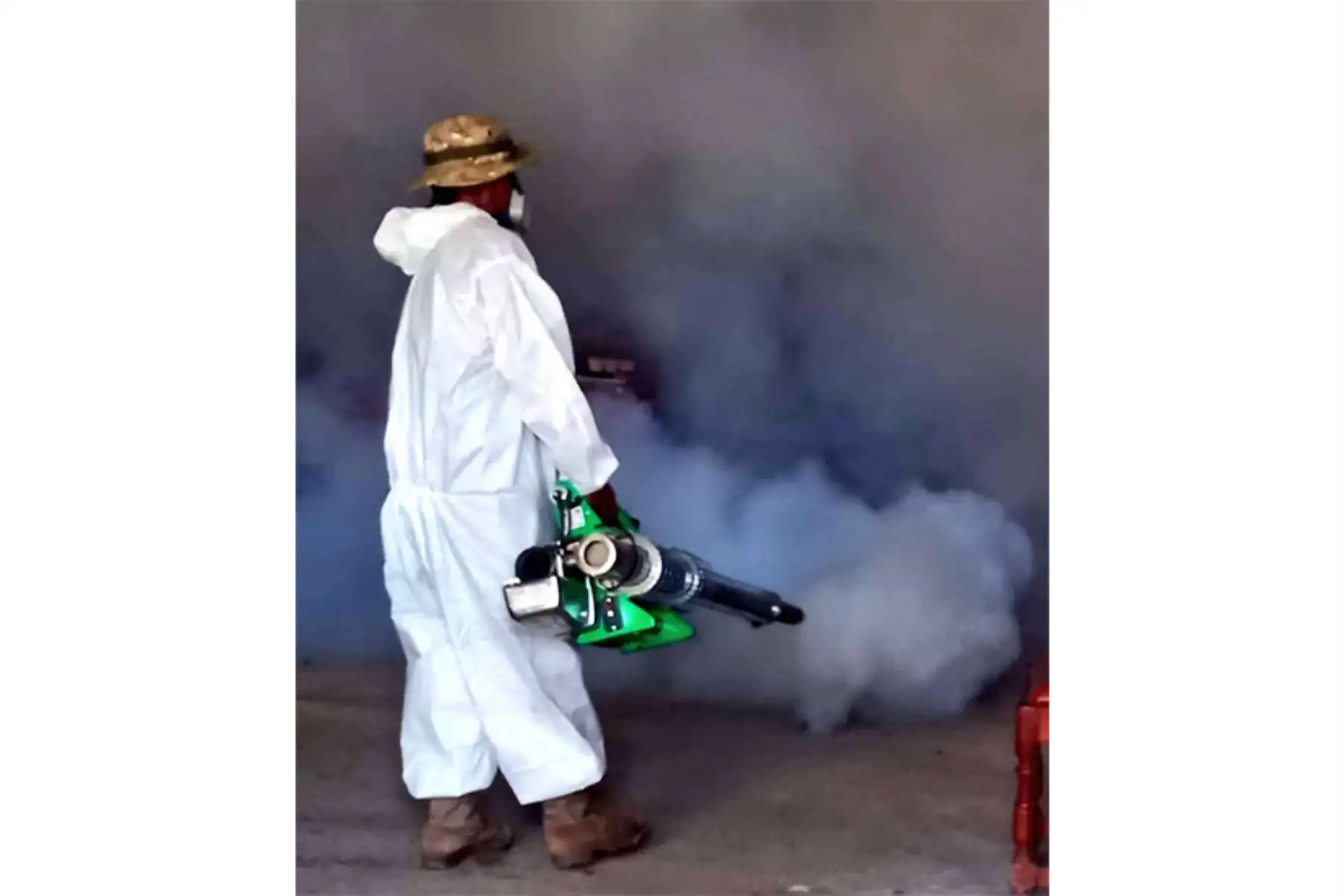 En coordinación con la Gerencia Regional de Salud, personal del Batallón de Infantería Motorizado N°38 del Ejército del Perú inició trabajos de fumigación en el distrito Cayalti, a fin de evitar la propagación de zancudos. Foto: Ministerio de Defensa