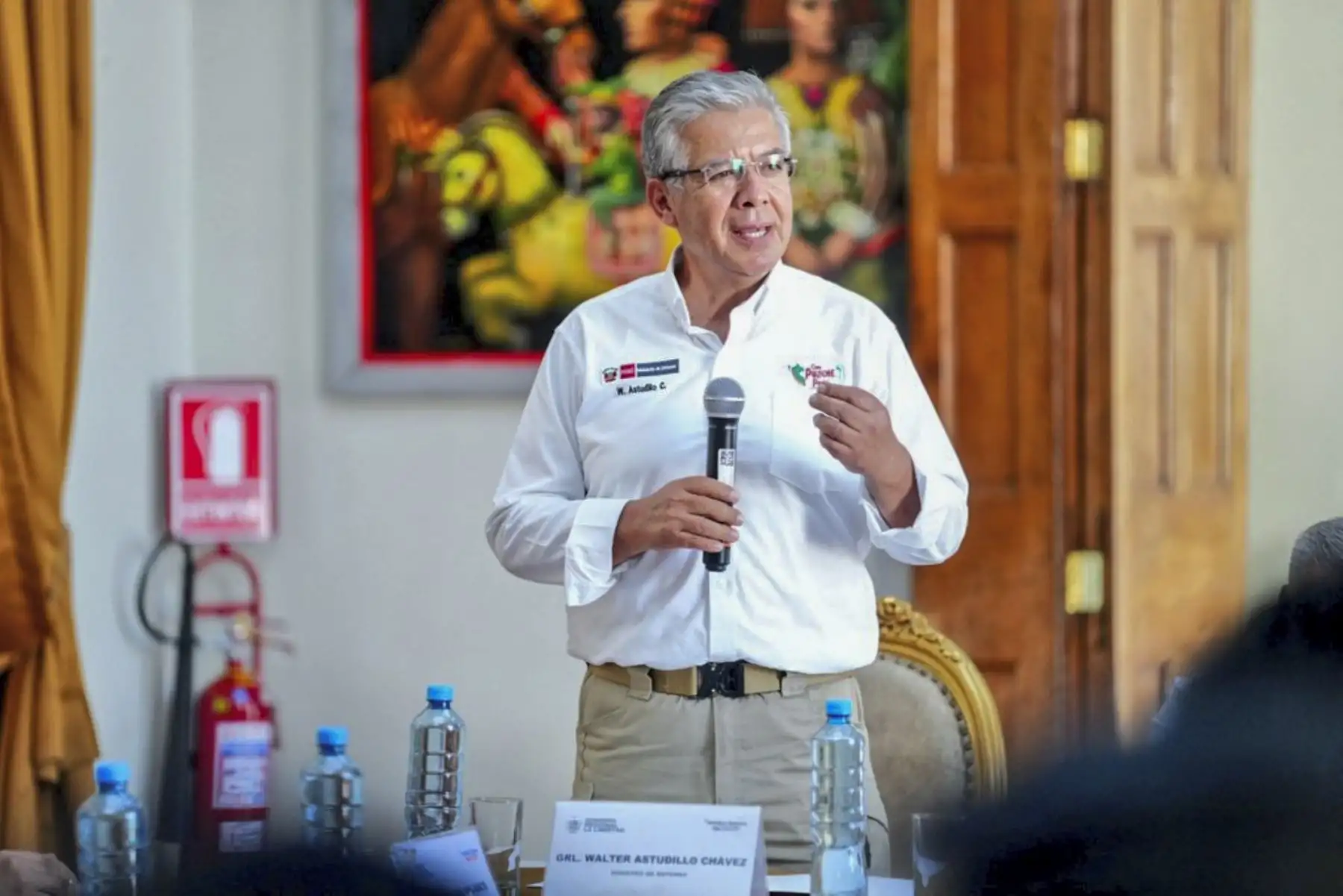 Desde Trujillo el ministro Walter Astudillo, junto al gobernador César Acuña y autoridades locales y provinciales, sostuvieron una reunión a fin de evaluar las acciones y estrategias que se viene ejecutando en el marco de las declaratorias de Estado de Emergencia en Trujillo y Pataz, donde las Fuerzas Armadas apoyan en el control interno a la Policía Nacional del Perú.
Foto: ANDINA/MINDEF