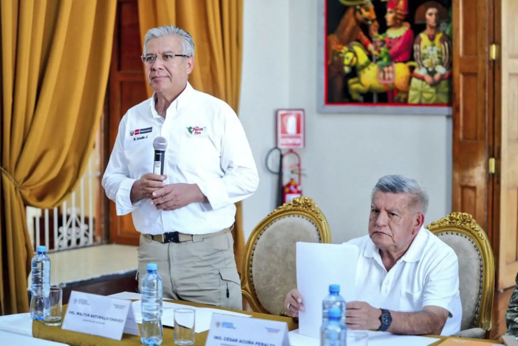 Desde Trujillo el ministro Walter Astudillo, junto al gobernador César Acuña y autoridades locales y provinciales, sostuvieron una reunión a fin de evaluar las acciones y estrategias que se viene ejecutando en el marco de las declaratorias de Estado de Emergencia en Trujillo y Pataz, donde las Fuerzas Armadas apoyan en el control interno a la Policía Nacional del Perú.
Foto: ANDINA/MINDEF