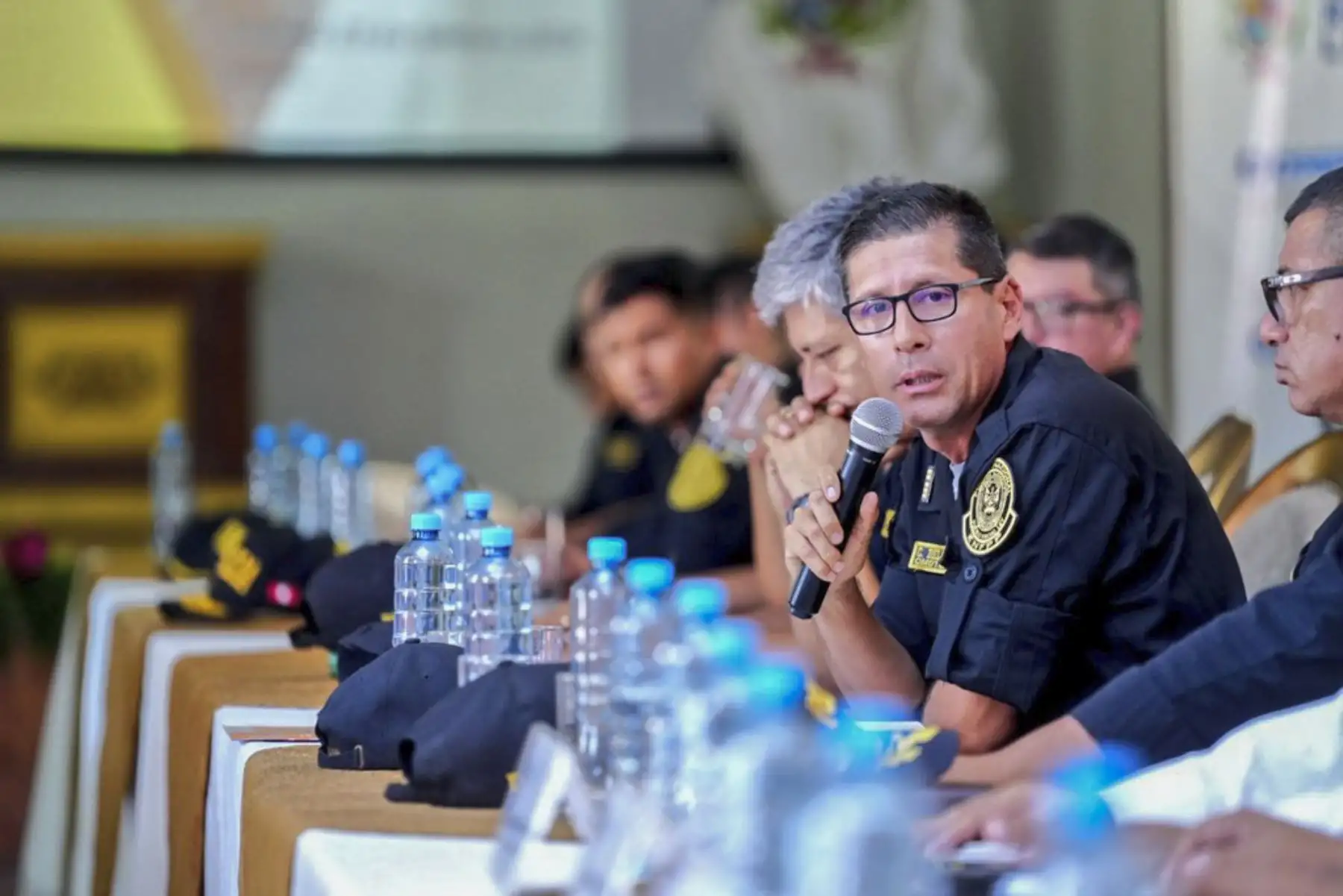Desde Trujillo el ministro Walter Astudillo, junto al gobernador César Acuña y autoridades locales y provinciales, sostuvieron una reunión a fin de evaluar las acciones y estrategias que se viene ejecutando en el marco de las declaratorias de Estado de Emergencia en Trujillo y Pataz, donde las Fuerzas Armadas apoyan en el control interno a la Policía Nacional del Perú.
Foto: ANDINA/MINDEF
